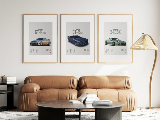 Heller Wohnraum mit drei beeindruckenden NISSAN Postern: GT-R R33, R34 und 240SX. Stilvolle Präsentation für Autoliebhaber. Poster Sportwagen NISSAN GT-R SX Klassiker Legenden I Geschenk für ihn I Wohnzimmmer & Büro I Wand Deko I Print ohne Rahmen von justgoodmood.