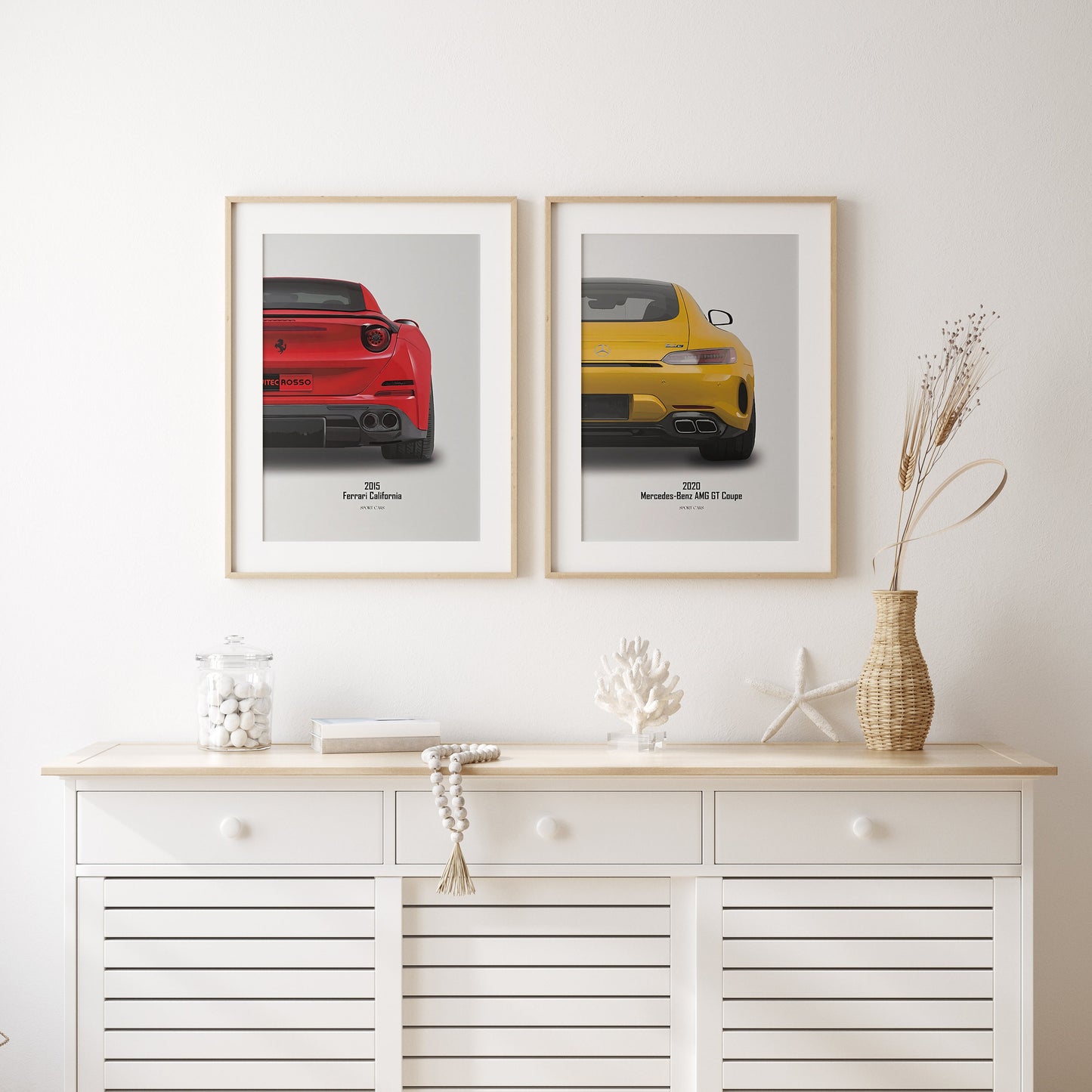 Minimalistische Wanddekoration mit Ferrari California und Mercedes-Benz AMG GT Coupe Postern von justgoodmood - Eine brillante Wand Deko für Autoliebhaber, Poster Sportwagen FERRARI MERCEDES PORSCHE.