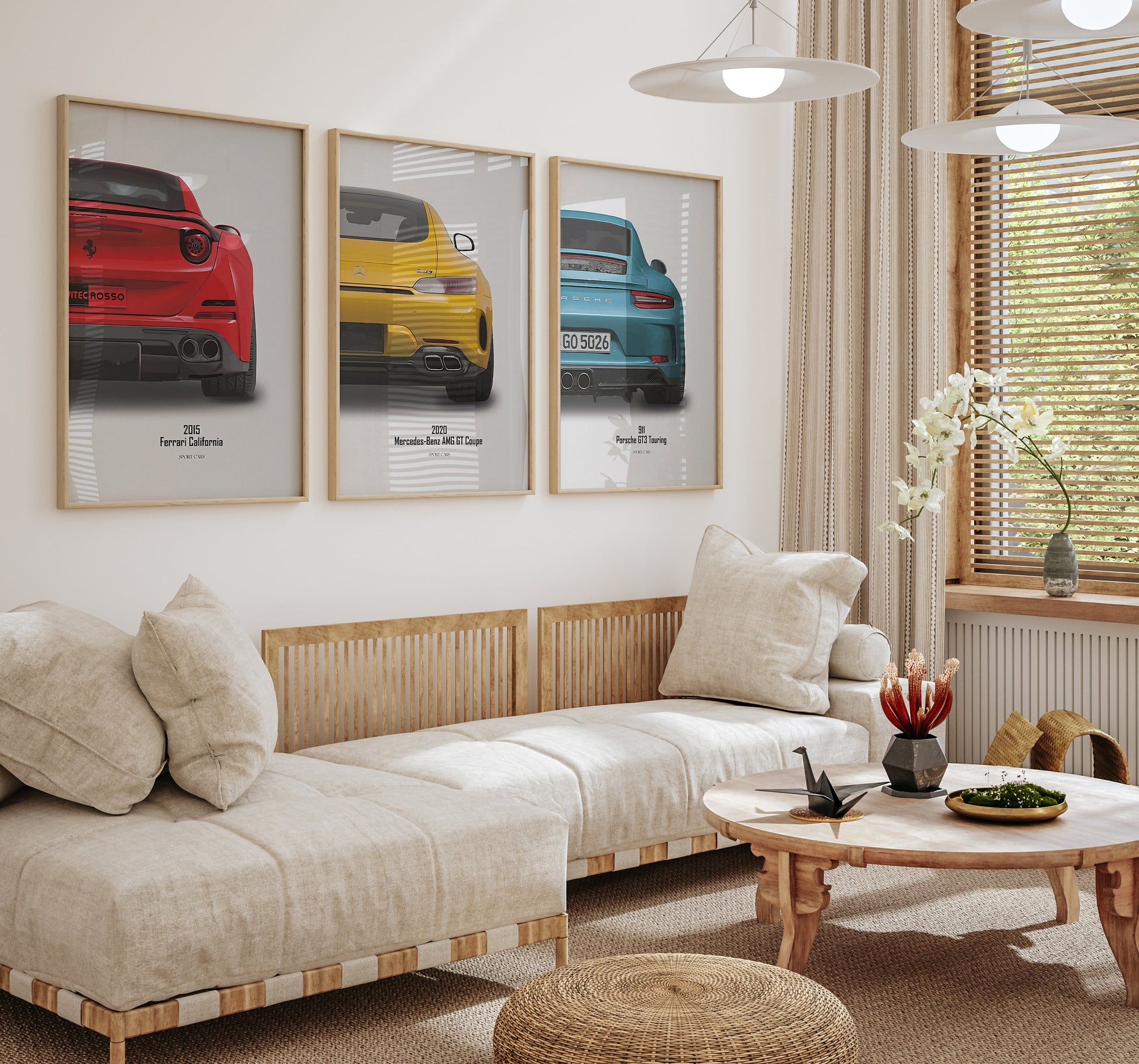 Elegante Wandgestaltung mit drei Sportwagen-Postern von justgoodmood. Zeigt einen Ferrari, Mercedes-Benz und Porsche in modernem Wohndesign. Ideal für das Wohnzimmer!