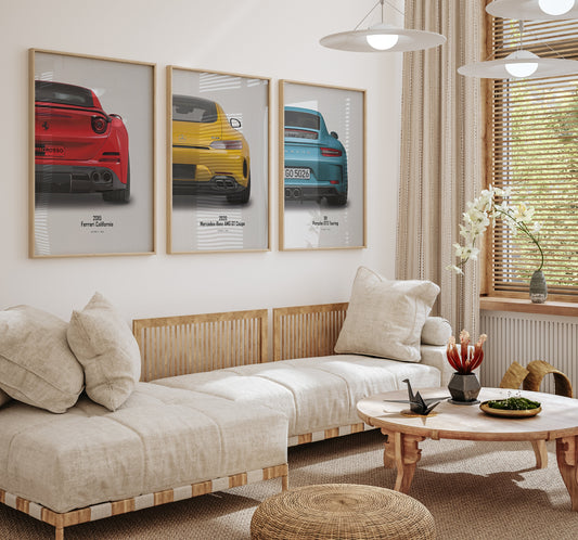 Elegante Wandgestaltung mit drei Sportwagen-Postern von justgoodmood. Zeigt einen Ferrari, Mercedes-Benz und Porsche in modernem Wohndesign. Ideal für das Wohnzimmer!