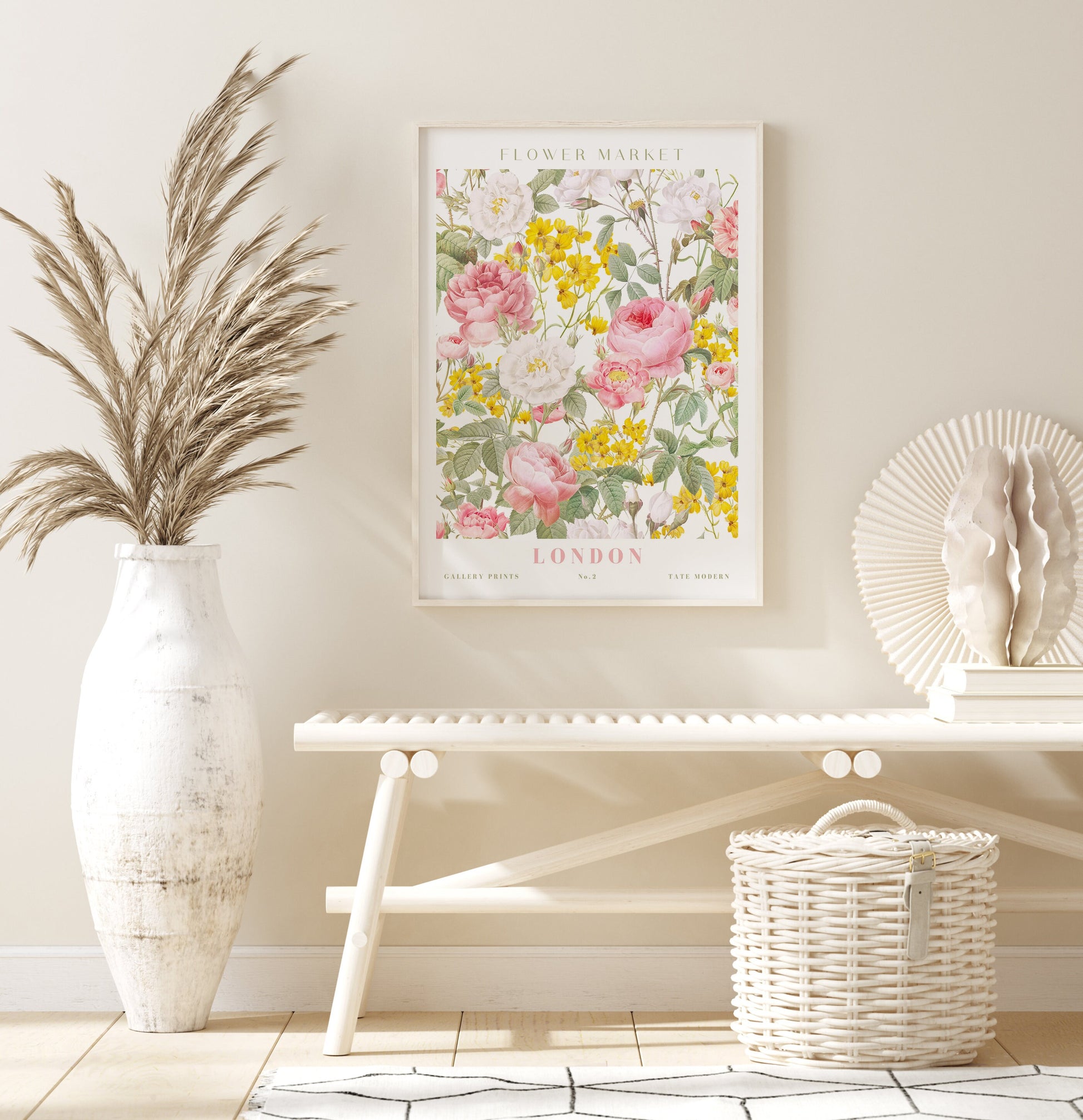 Fröhliches Wandbild 'Flower Market Blumen Edition V3' von justgoodmood mit rosa und gelben Blumen, perfekt für eine charmante Wohnraumgestaltung, ergänzt durch stilvolle Dekorationselemente.