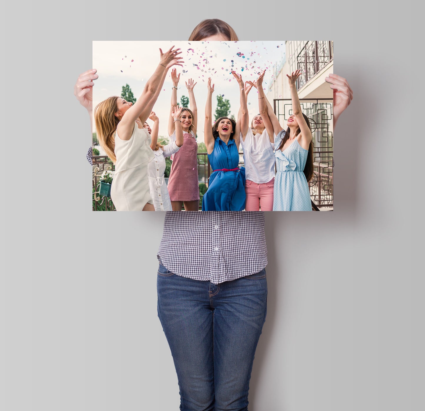 Fröhliche Frauen, die ein großes individuelles Poster von justgoodmood präsentieren. Perfekt für ein personalisiertes Geschenk oder zur Wandgestaltung. Ihr Foto Bild Design zum Drucken große individuelle Poster Kunst.