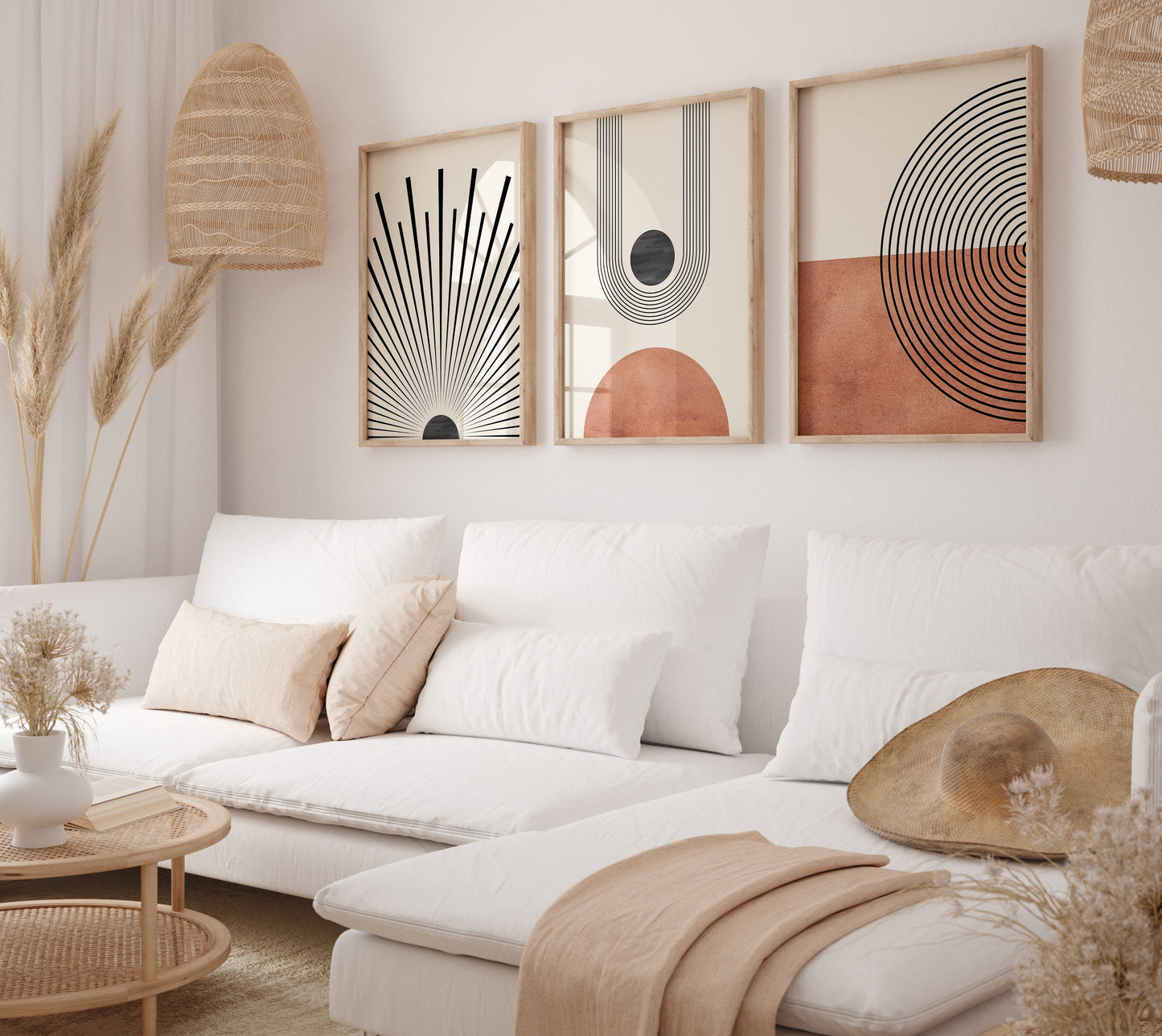 Stylisches Wohnzimmer mit eleganten Mid Century Moderne Wandkunst von justgoodmood. Die kunstvollen Kunstdrucke in orange und schwarz bringen einen frischen Boho-Stil in den Raum.