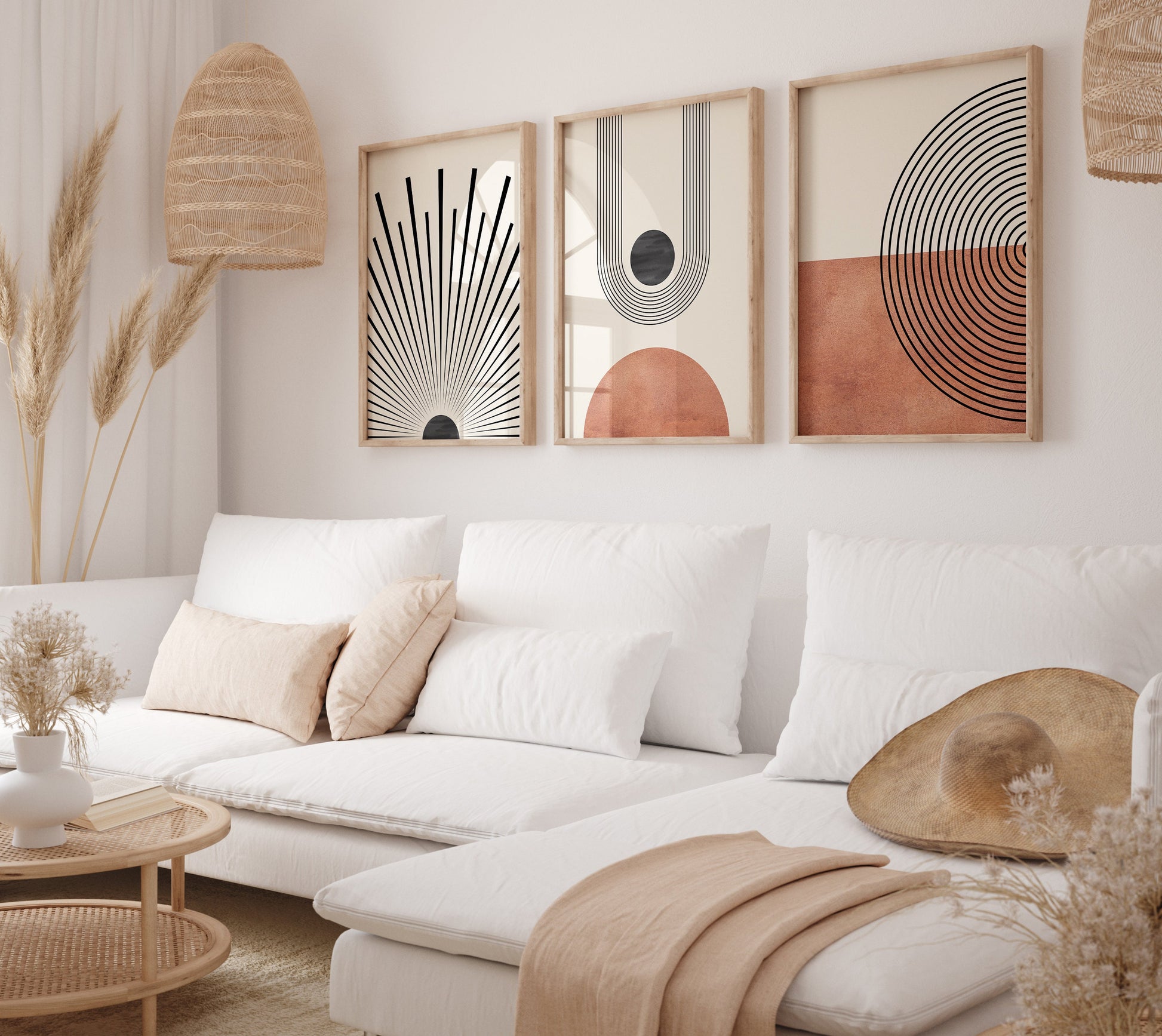 Stylisches Wohnzimmer mit eleganten Mid Century Moderne Wandkunst von justgoodmood. Die kunstvollen Kunstdrucke in orange und schwarz bringen einen frischen Boho-Stil in den Raum.