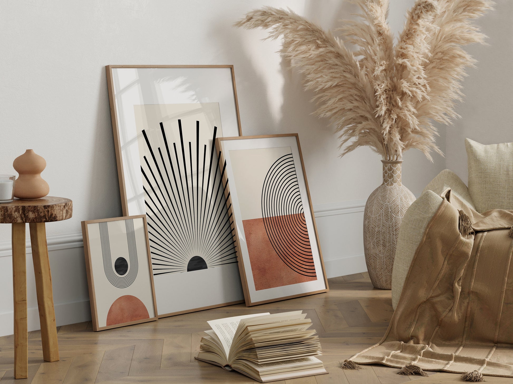 Gemütliche Ecke mit dekorativen Mid Century Moderne Wandkunst von justgoodmood. Die dekorativen Kunstdrucke in orange und schwarz setzen stilvolle Akzente.