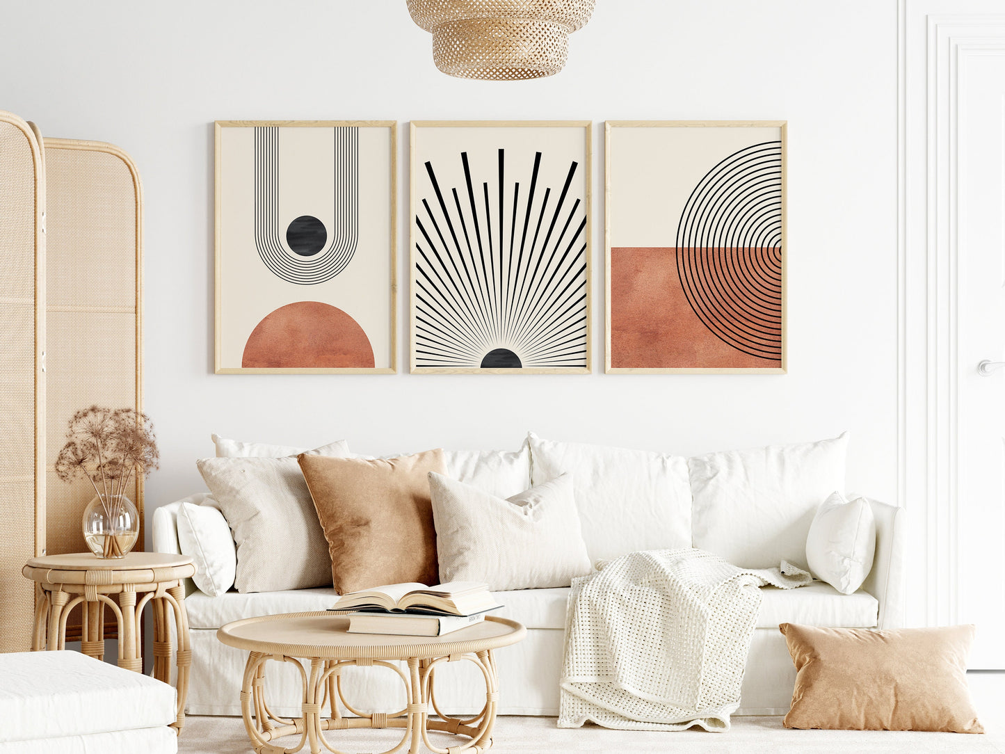Schönes Wohnzimmer mit Mid Century Moderne Wandkunst im Boho Stil von justgoodmood. Drei inspirierende Kunstdrucke in Orange und Schwarz, die das Dekor aufhellen.
