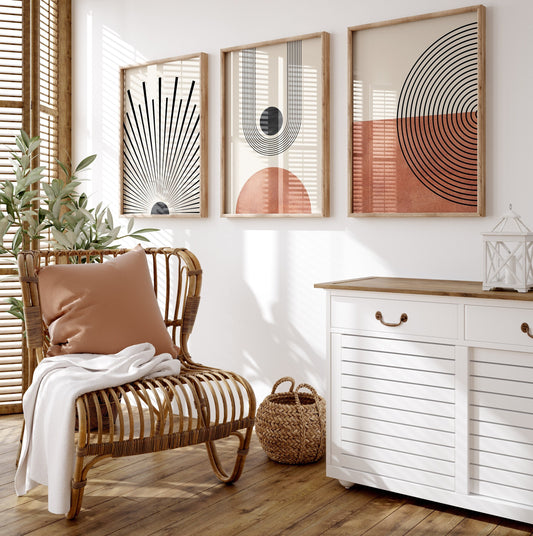 Stilvolles Wohnzimmer mit Mid Century Moderne Wandkunst im Boho Stil von justgoodmood. Lebendige orange und schwarze Farbkombinationen in drei gerahmten Kunstdrucken, die eine gemütliche Atmosphäre schaffen.
