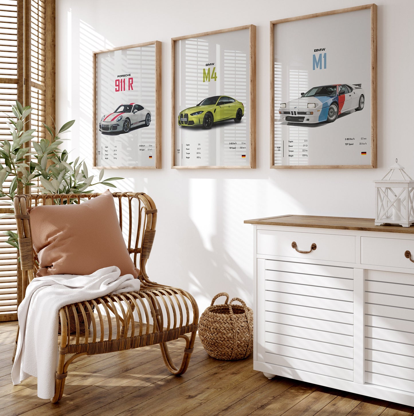 Helles und luftiges Zimmer mit Postern von Porsche 911 R, BMW M4 und M1, stilvolle Wandkunst von justgoodmood, perfektes Geschenk für Autoliebhaber.