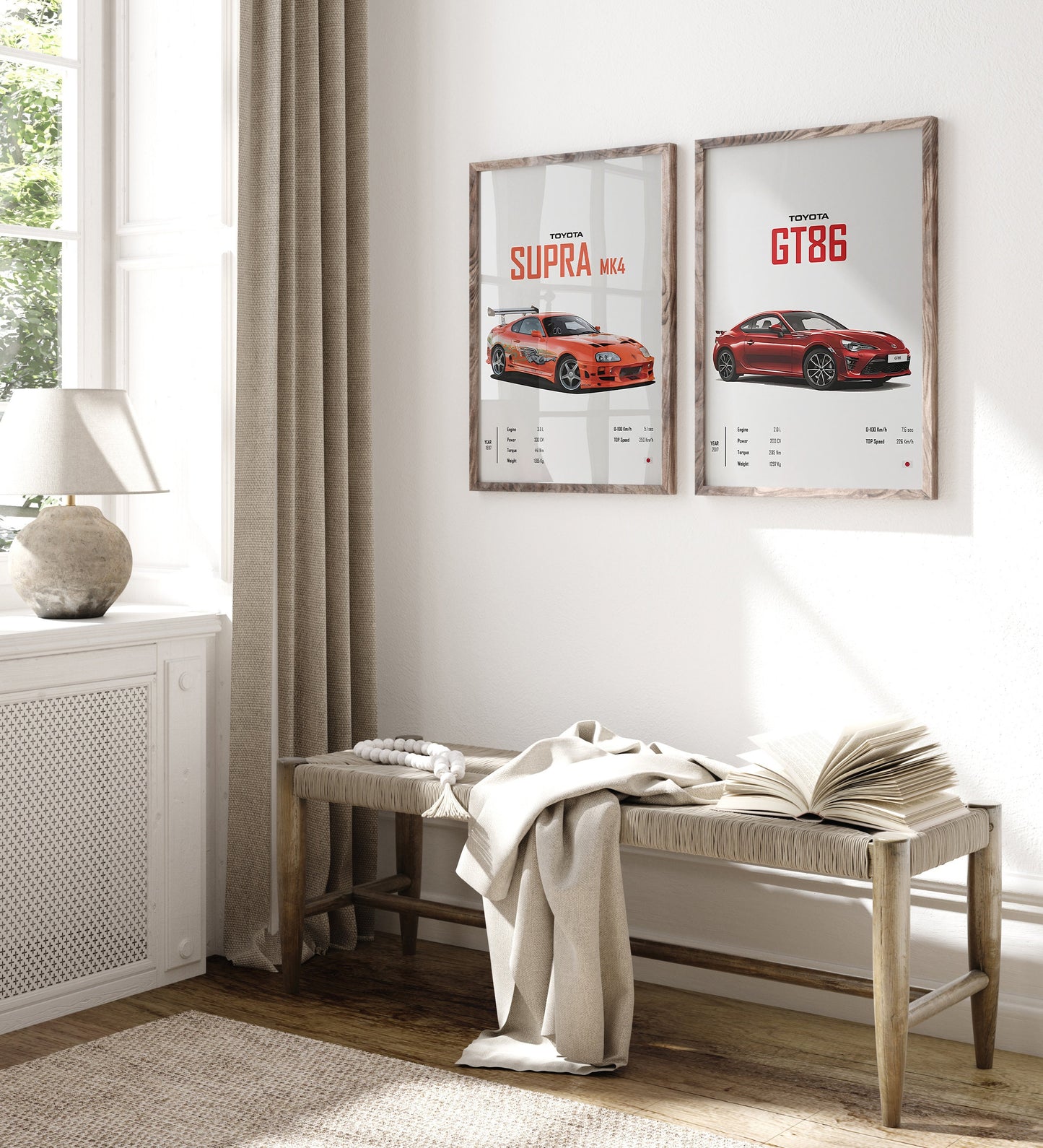 Helles und einladendes Zimmer mit Toyota Supra und GT86 Postern im Rahmen. Ideal für die Wohnzimmereinrichtung. Geschenk von justgoodmood.