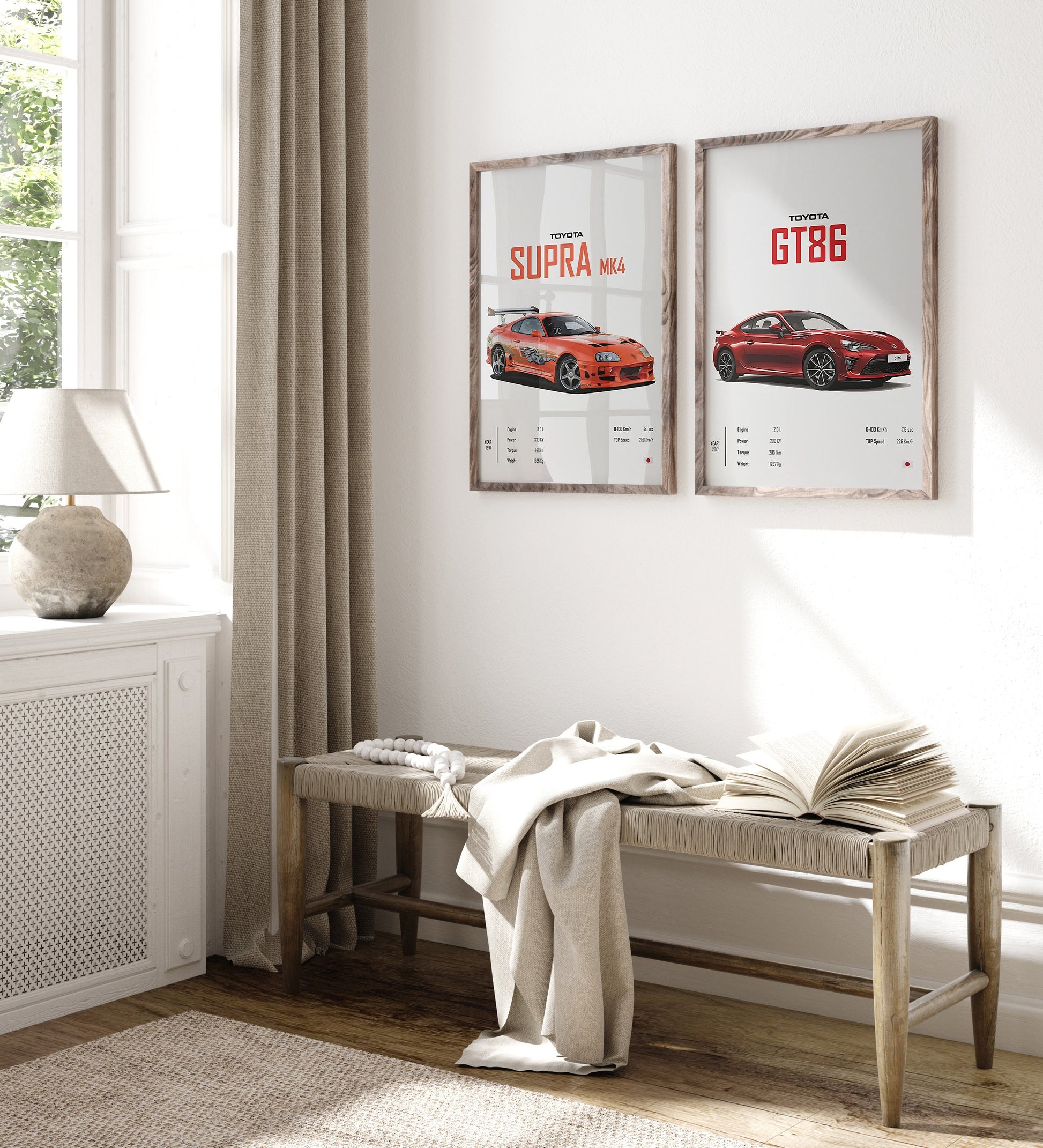 Helles und einladendes Zimmer mit Toyota Supra und GT86 Postern im Rahmen. Ideal für die Wohnzimmereinrichtung. Geschenk von justgoodmood.