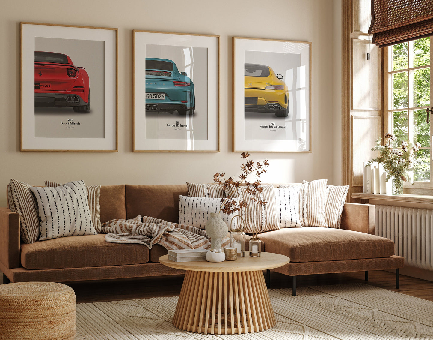 Moderner Wohnraum mit Ferrari California, Porsche 911 und Mercedes-Benz AMG GT Coupe Poster von justgoodmood - Perfekte Wand Deko für Autoenthusiasten, Poster Sportwagen FERRARI MERCEDES PORSCHE Klassiker.