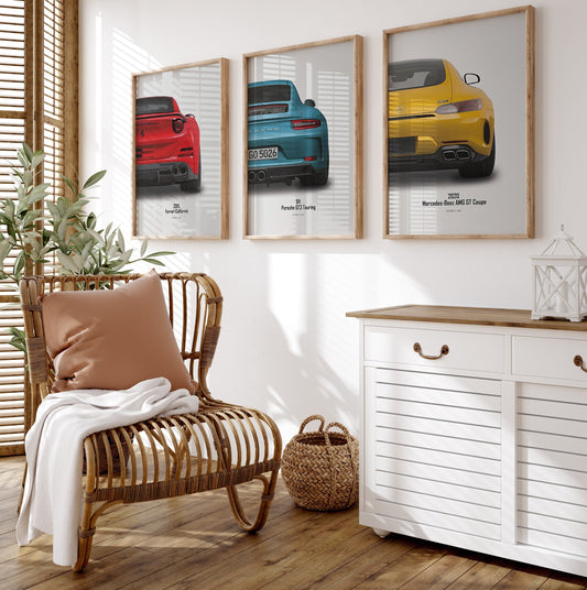 Wandbilder mit Ferrari California, Porsche 911 und Mercedes-Benz AMG GT Coupe in einem stilvollen Wohnzimmer von justgoodmood - Poster Sportwagen FERRARI MERCEDES PORSCHE Klassiker Legenden.
