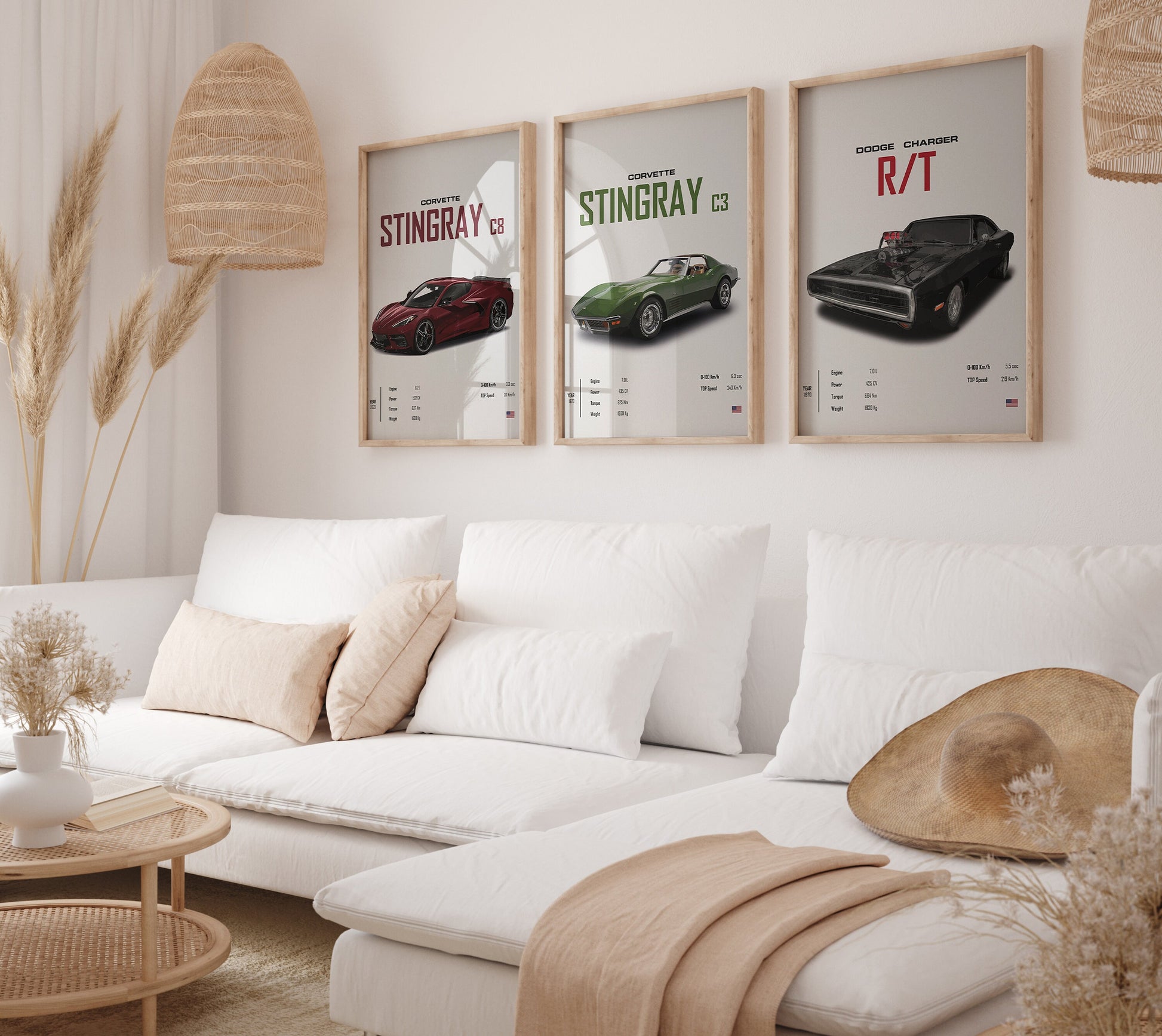 Hell und einladend: Poster Sportwagen CORVETTE Stingray C8, C3 und DODGE CHARGER RT, perfekt als kreative Wanddeko in einem modernen Raum von justgoodmood, um das Zuhause zu verschönern.