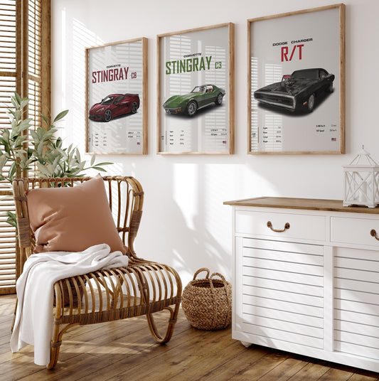 Hochwertiges Poster Sportwagen CORVETTE Stingray C8, C3 und DODGE CHARGER RT, stilvoll präsentiert in einem modernen Wohnraum von justgoodmood, perfekt für Auto-Enthusiasten als Wanddeko.