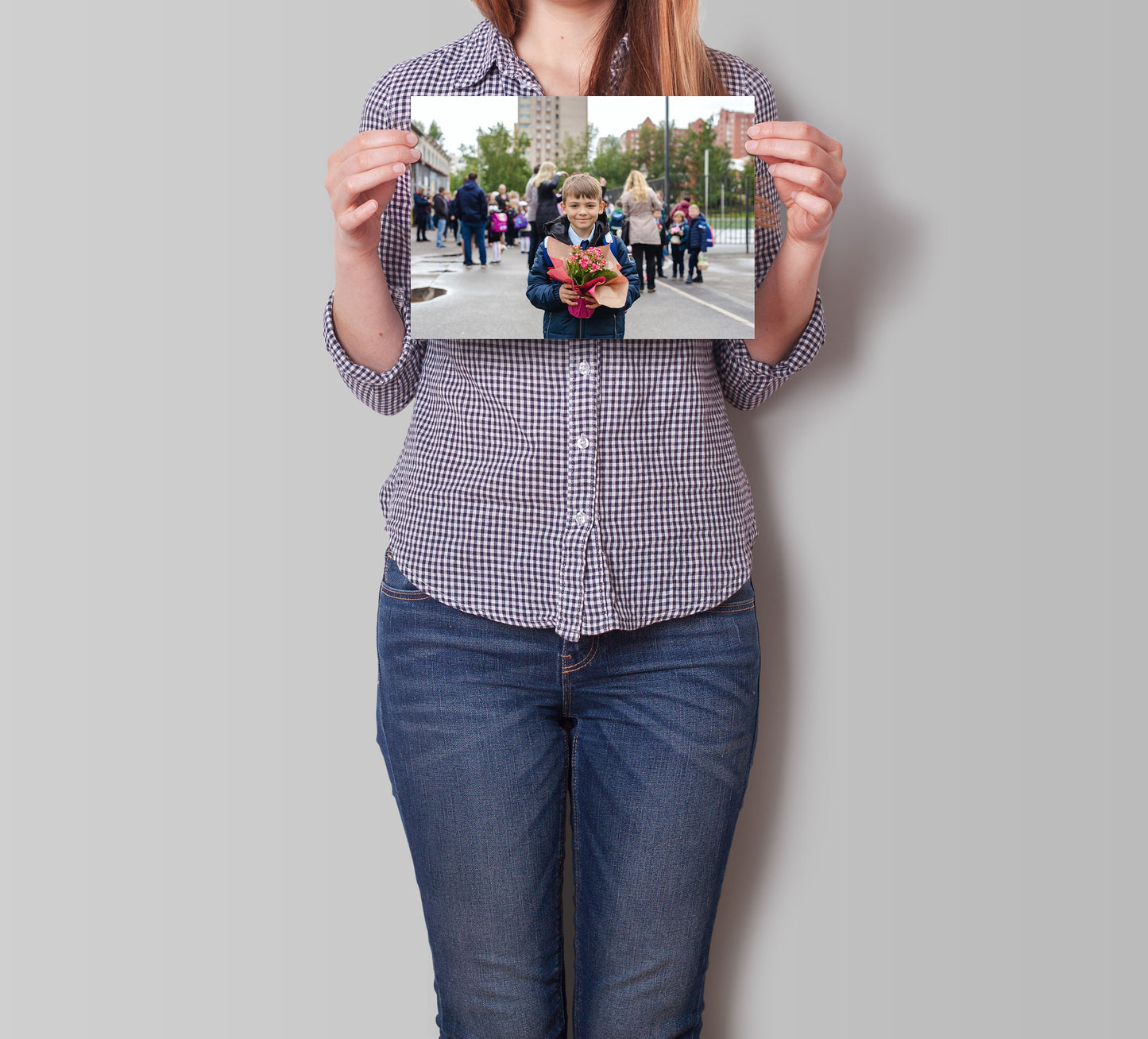 Ein junger Junge hält stolz ein individuelles Poster in den Händen, gestaltet von justgoodmood. Ideal für personalisierte Geschenke, die Freude bringen. Ihr Foto Bild Design zum Drucken große individuelle Poster Kunst.