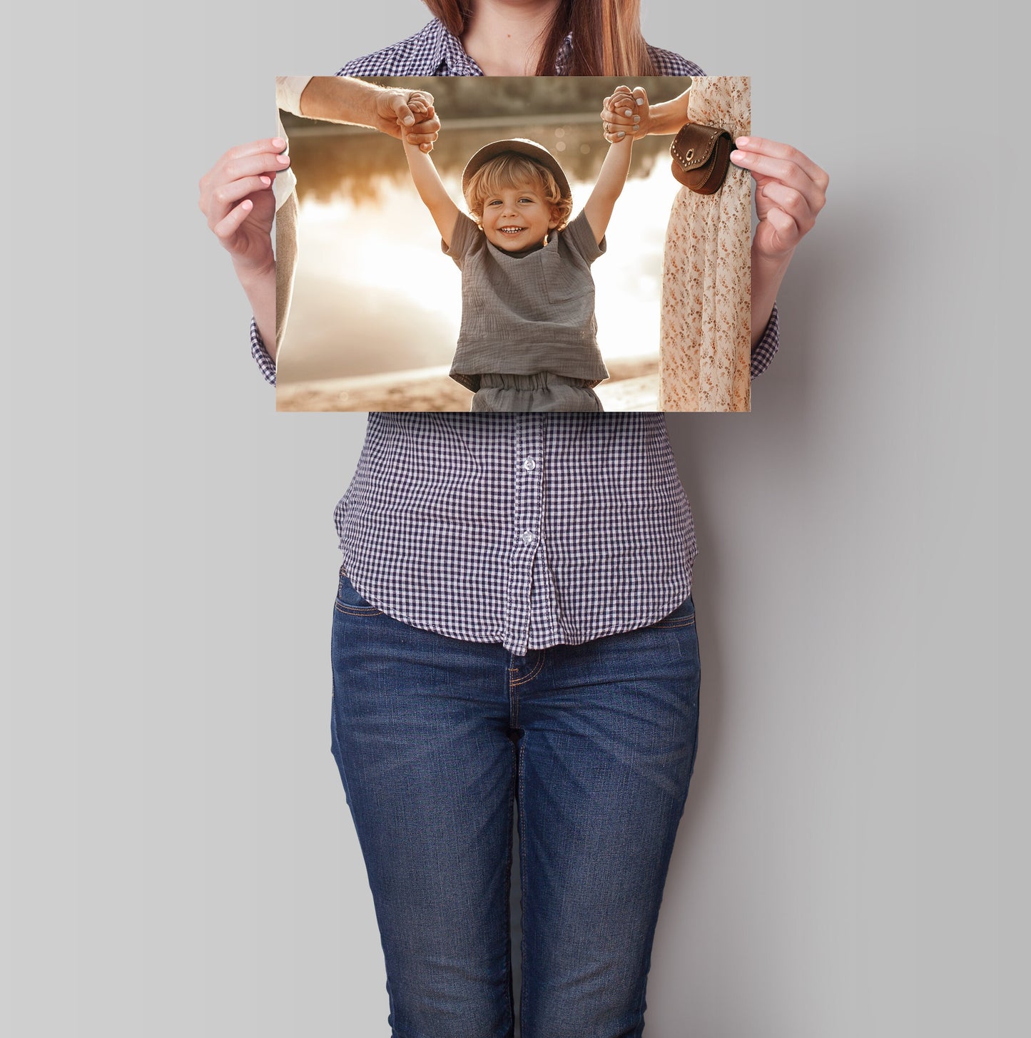 Ein Kind hält stolz ein großes Poster von justgoodmood, das Freude und Unbeschwertheit versprüht - ideal für Kinderzimmer.