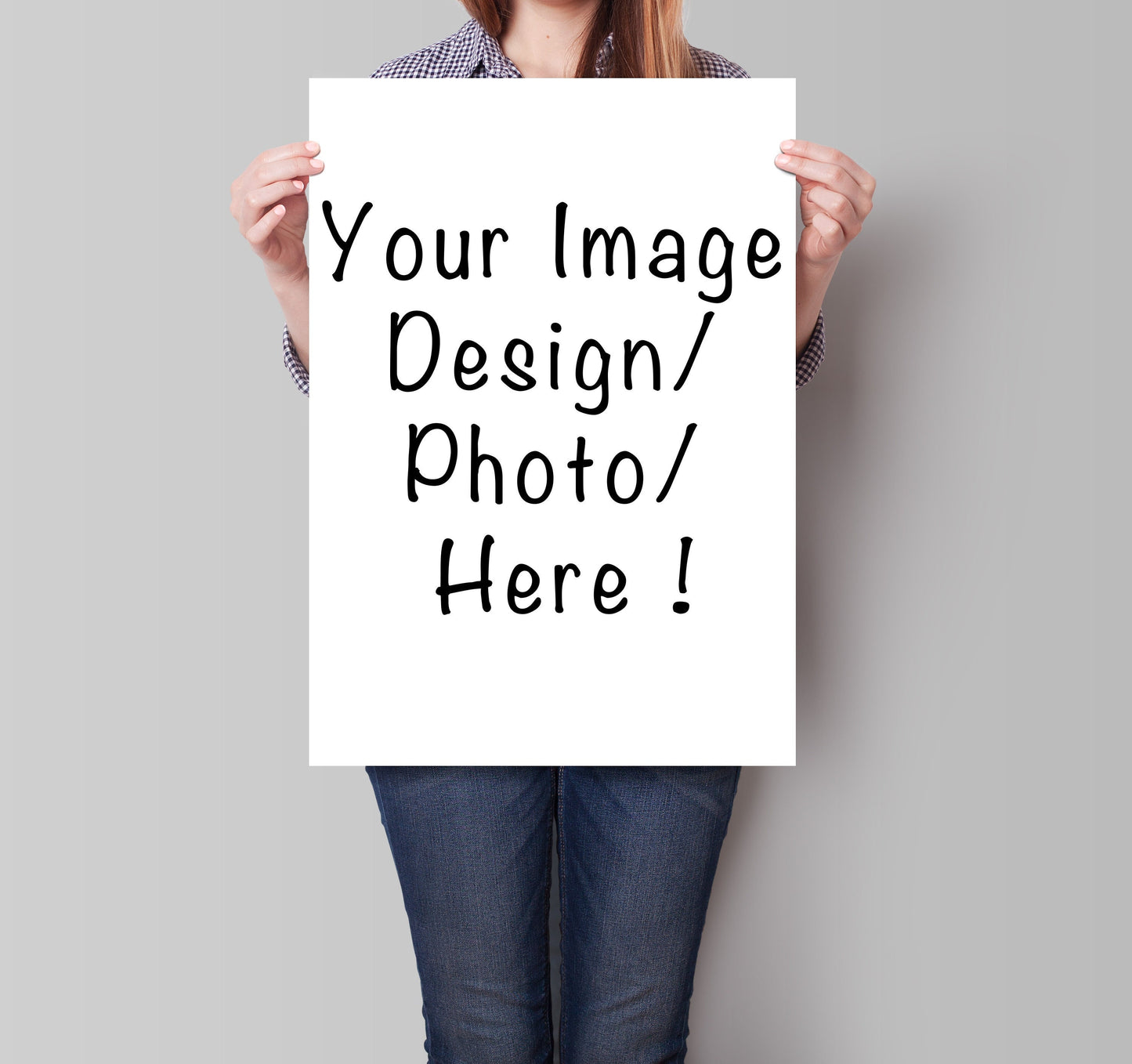 Eine Person hält ein großes individuell gestaltetes Poster mit dem Titel 'Ihr Foto Bild Design zum Drucken' von justgoodmood, ideal für kreative Wandgestaltung.
