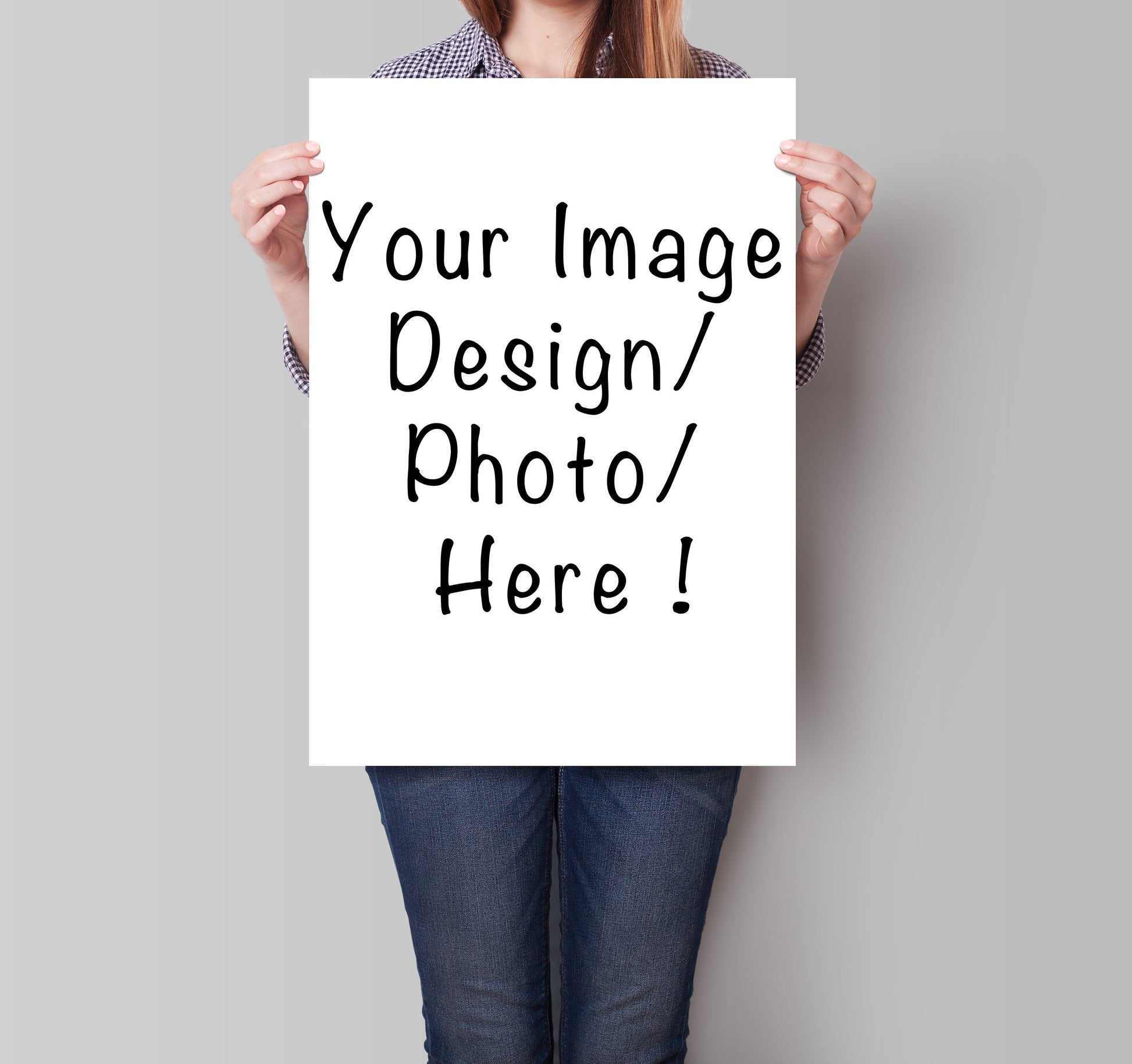 Eine Person hält ein großes individuell gestaltetes Poster mit dem Titel 'Ihr Foto Bild Design zum Drucken' von justgoodmood, ideal für kreative Wandgestaltung.