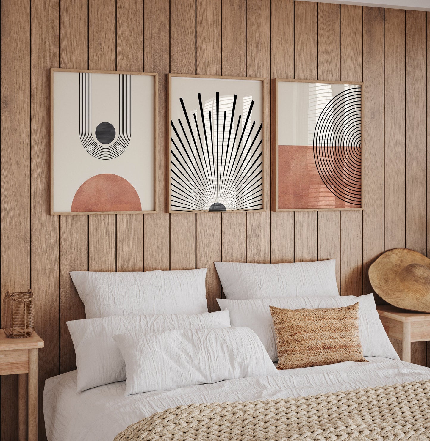 Helles und einladendes Schlafzimmer mit stilvollen Mid Century Moderne Wandkunst im Boho Stil von justgoodmood. Der Kunstdruck zeigt ein lebhaftes orangefarbenes Motiv mit schwarzen Sonnenstrahlen.