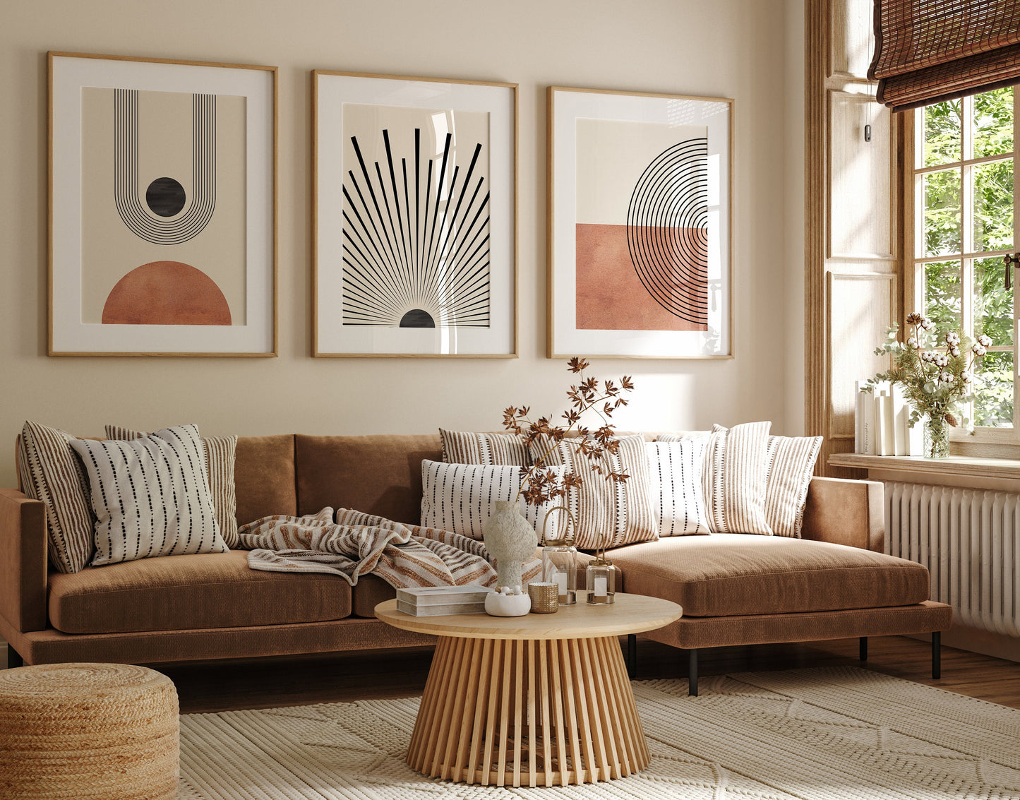 Gemütliches Wohnzimmer mit charmanten Mid Century Moderne Wandkunst von justgoodmood. Die Kunstdrucke in orange und schwarz verleihen dem Raum eine moderne Boho Atmosphäre.