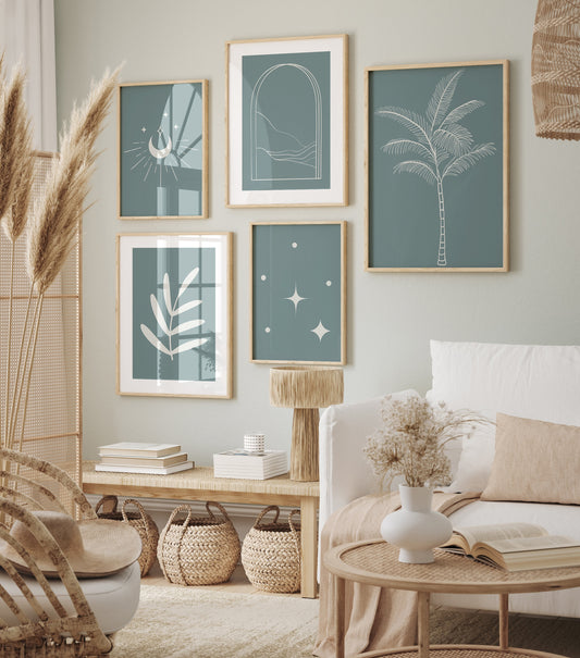 Gemütliches Wohnzimmer mit Boho Modern Minimalistisch Poster von justgoodmood, das Sterne, Sonne und Palmenblätter in sanften Tönen präsentiert.