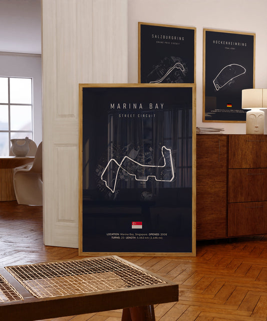 Stilvolles Poster der Formel 1 Rennstrecke in Marina Bay, Singapur, von justgoodmood. Ideal als Wanddeko für Motorsportfans, zeigt präzise Details der Rennstrecke und wertet jeden Raum auf.