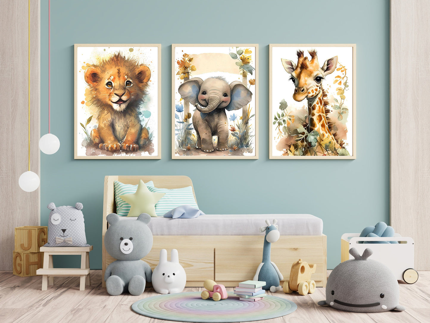 Wunderschönes Aquarell-Kinderzimmer-Poster mit Löwen, Elefanten und Giraffe, gestaltet von justgoodmood. Perfekte Wanddeko für kreative Kinderzimmer.