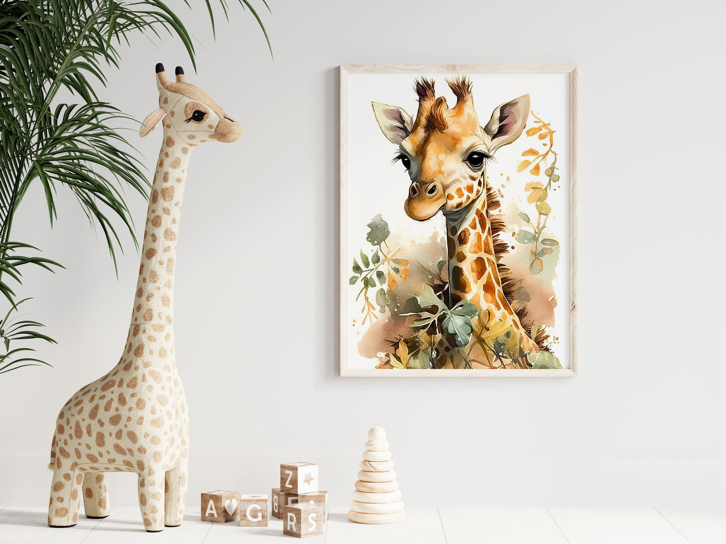 Wunderschönes Aquarellposter einer Giraffe, kombiniert mit einem Stofftier und spielerischen Holzblöcken im Kinderzimmer. Verschönerung für jedes Kinderzimmer von justgoodmood.