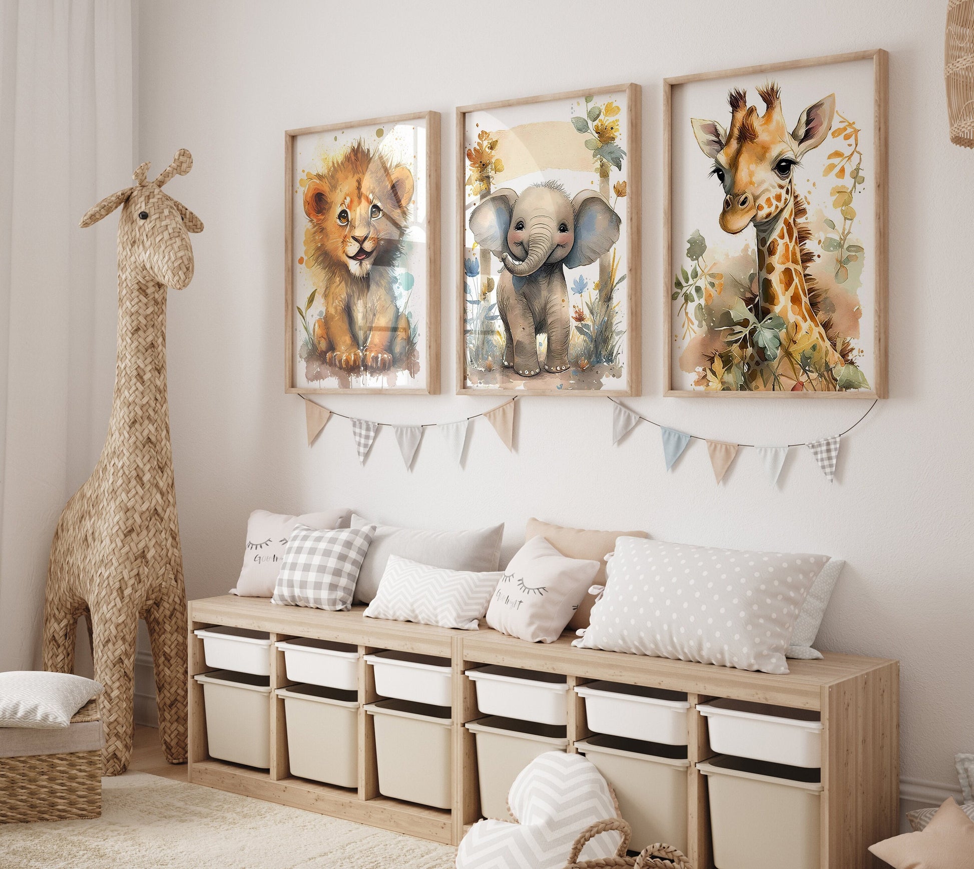 Charmantes Aquarell-Poster mit Löwen, Elefanten und Giraffen für das Kinderzimmer von justgoodmood. Verspielte Wanddeko für eine fantasievolle Atmosphäre.