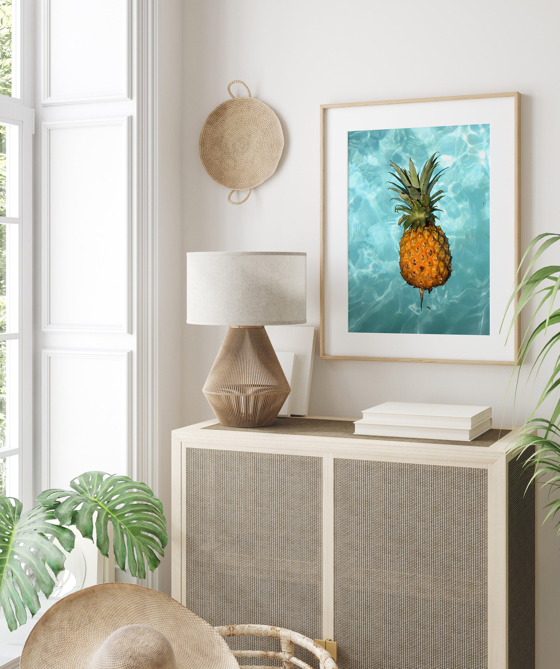 Fröhlicher Kunst Druck von justgoodmood: Poster Urlaub Ananas Pool Strand Surfbrett Buggy Wassermelone als Wanddekoration in einem stilvollen Wohnzimmer.