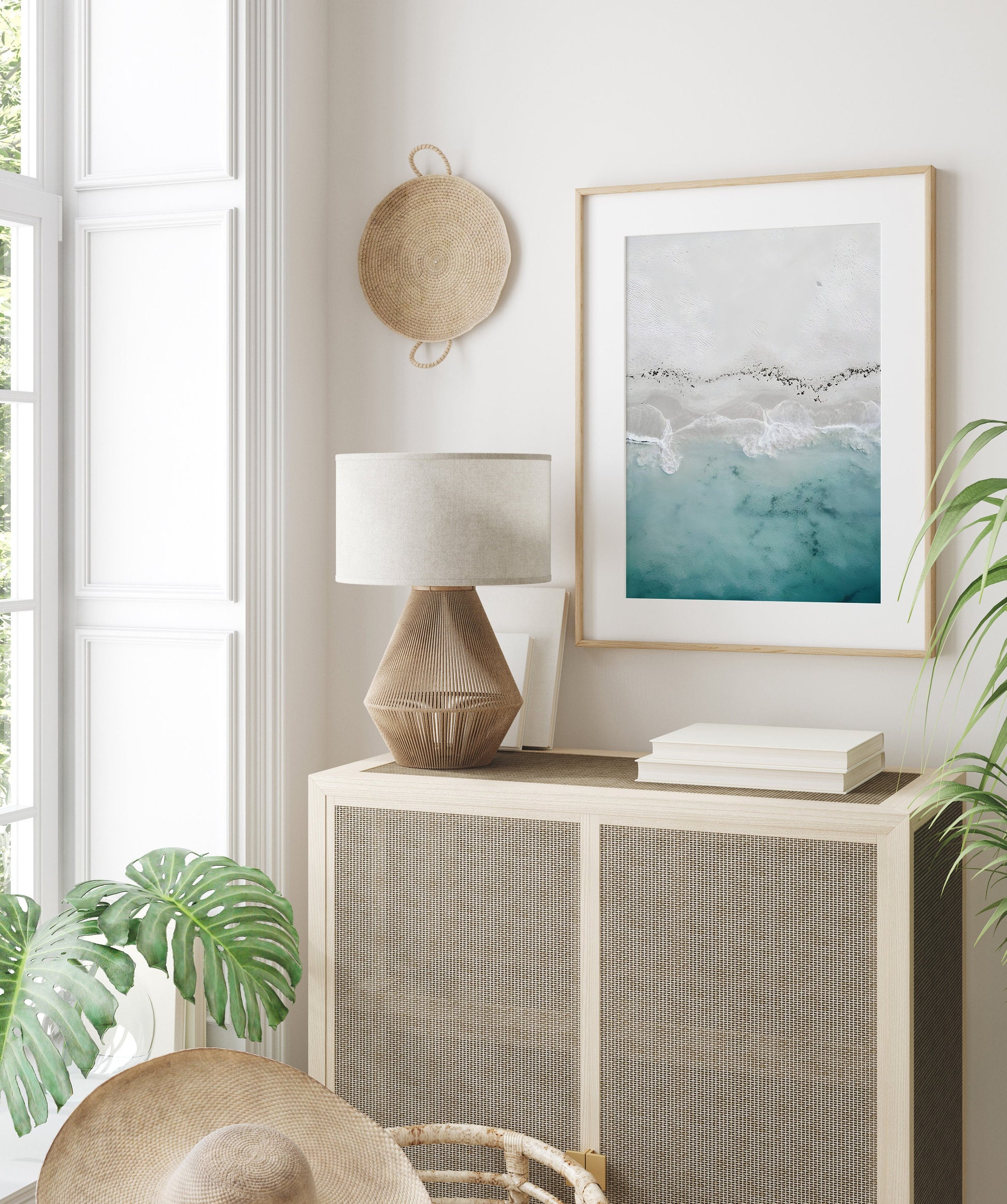 Wunderschöner Kunstdruck von justgoodmood mit einem Blick auf Wellen und Strand. Perfekt für die Sommerlaune. Poster Urlaub Ananas Pool Strand Surfbrett Buggy Wassermelone.