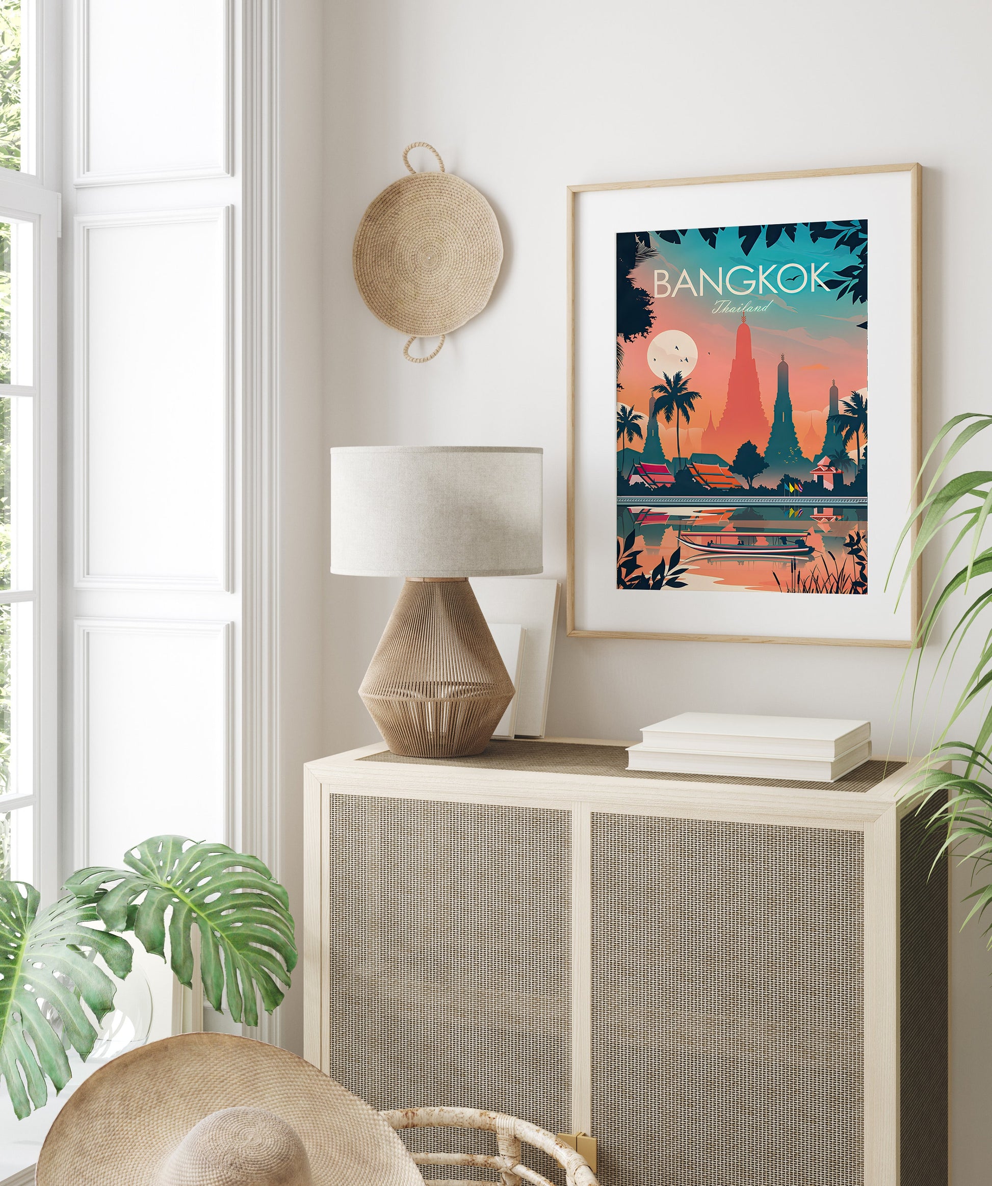 Farbenfrohes Poster von Bangkok, Thailand, in stilvollem Rahmen, präsentiert in einem modernen Wohnzimmer. Perfekte Wanddekoration von justgoodmood für Reisefans.