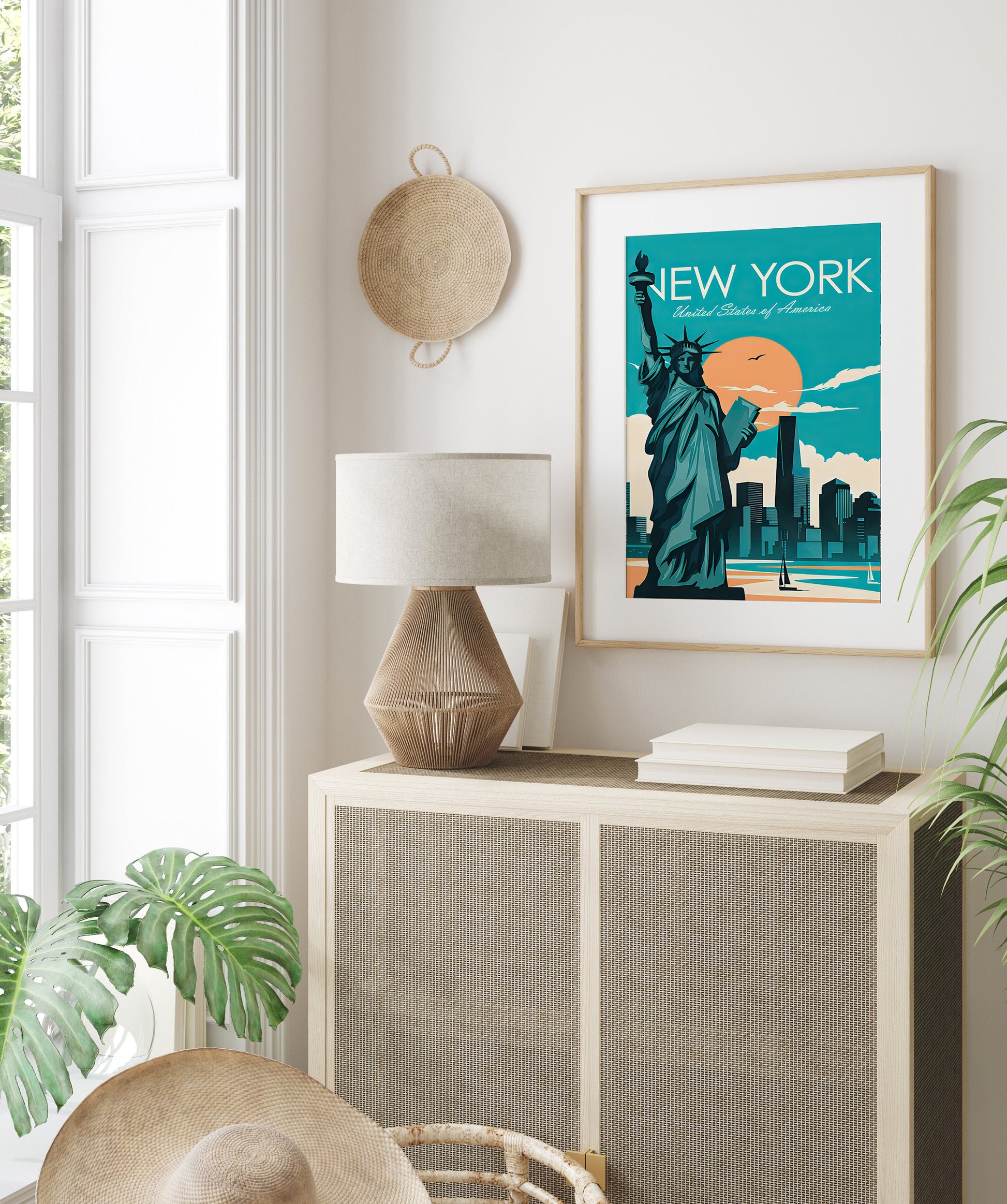 Charmes Poster von New York, USA, stilvoll gerahmt in einem gemütlichen Wohnzimmer, ideal für alle Reisefans. Wanddekoration von justgoodmood.