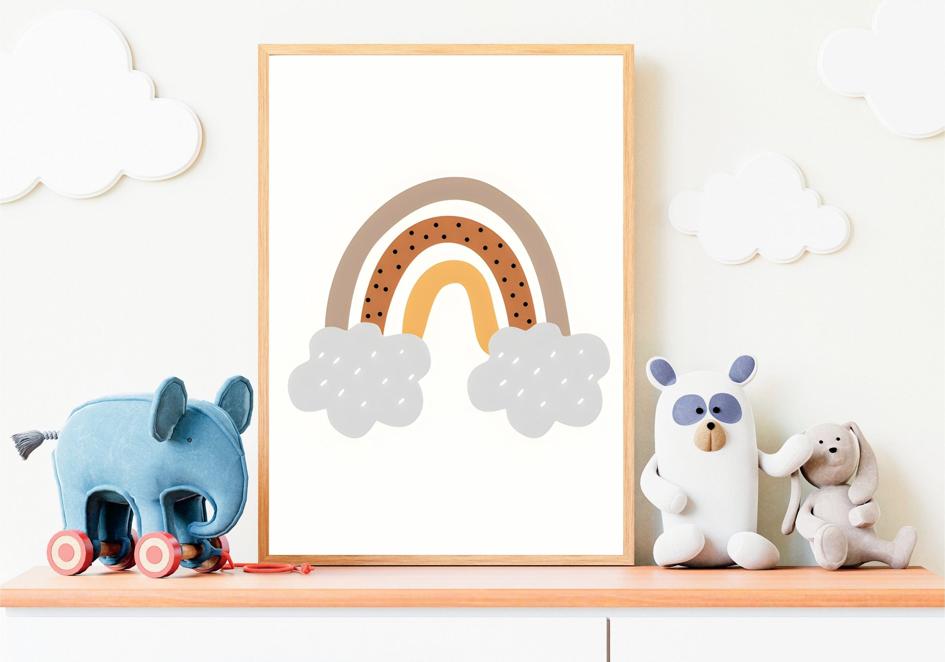 Niedliches Kinderzimmer Poster von justgoodmood mit einem bunten Regenbogen und Wolken, perfekt für eine einladende Raumgestaltung im Kinderzimmer.