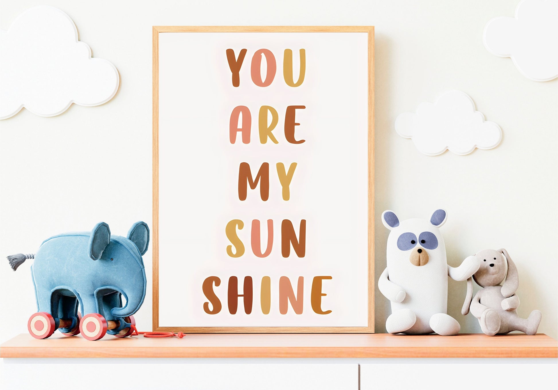 Fröhliches Kinderzimmer Poster von justgoodmood mit dem Text "YOU ARE MY SUN SHINE" in bunten Buchstaben, ideal zur Dekoration von Kinderzimmern.