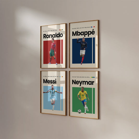 Wunderschönes minimalistisches Poster von justgoodmood, das die Fußballstars Ronaldo, Mbappé, Messi und Neymar in modernem Design zeigt. Perfekt für Fußballfans und als Wanddeko im Mid Century Modern Stil.