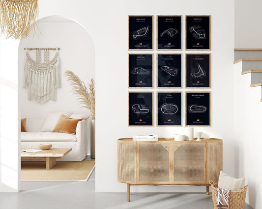 Wunderschöne Wanddekoration mit verschiedenen Formel 1 Rennstrecken-Postern von justgoodmood. Diese Kunstdrucke zeigen die besten Strecken von Long Beach, Mid Ohio, Nashville und mehr, perfekt für Motorsport-Fans!