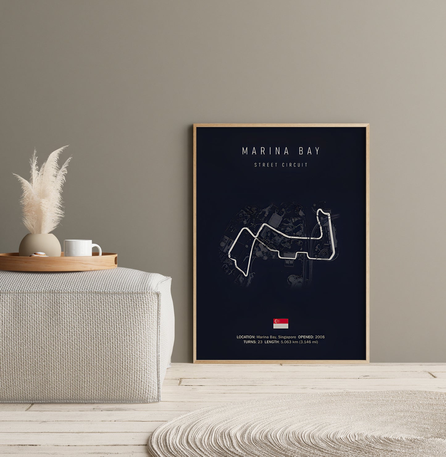 Elegantes Formel 1 Poster der Marina Bay Rennstrecke, Singapur, von justgoodmood. Perfekte Wanddeko für F1-Liebhaber, mit klaren Linien und attraktiven Farben, um Ihr Zuhause zu verschönern.