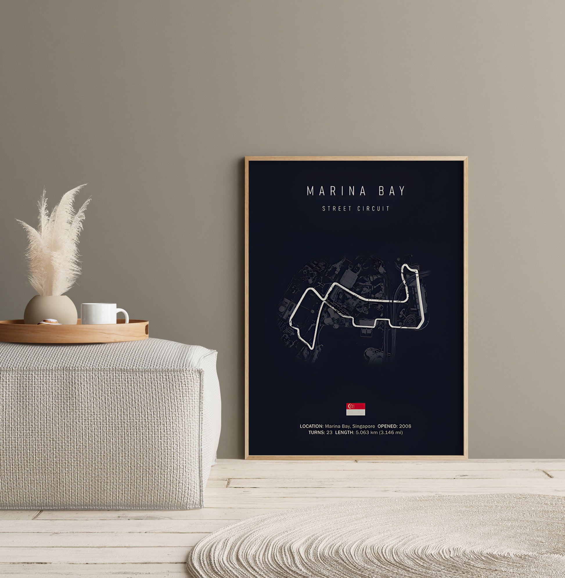 Elegantes Formel 1 Poster der Marina Bay Rennstrecke, Singapur, von justgoodmood. Perfekte Wanddeko für F1-Liebhaber, mit klaren Linien und attraktiven Farben, um Ihr Zuhause zu verschönern.