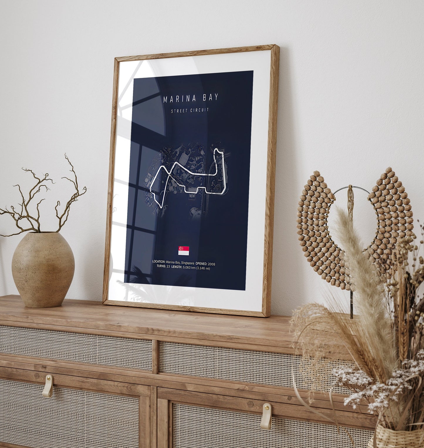 Stylisches Poster der Formel 1 Rennstrecke in Marina Bay, Singapur, von justgoodmood. Ideal als moderne Wanddekoration für Motorsport-Fans!