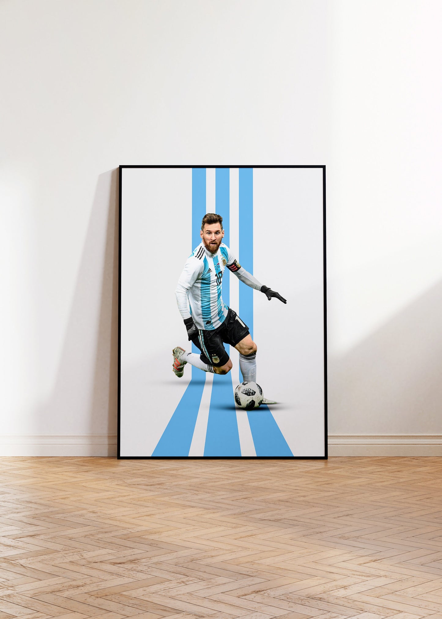Messi Poster Fußball Minimalistisch von justgoodmood, in einem hellen Raum auf einem Regal abgebildet, perfekt für Fans.