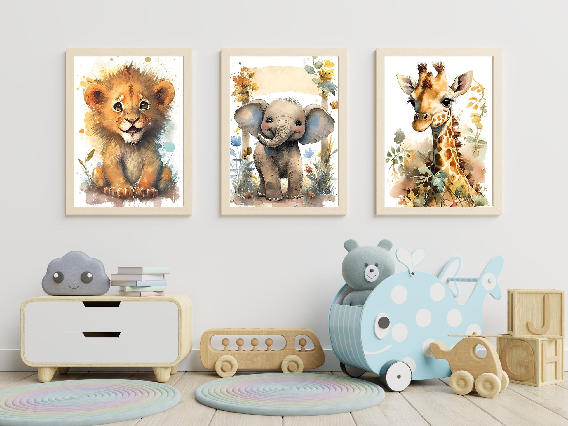 Buntes Aquarell-Poster mit Löwen, Elefanten und Giraffe von justgoodmood. Ideal für eine fröhliche Gestaltung des Kinderzimmers.