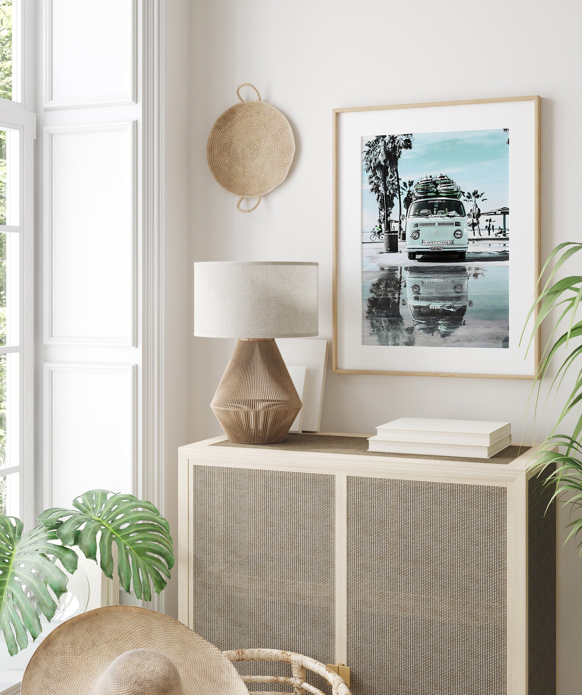 Stylischer Kunstdruck von justgoodmood mit einem Vintage-Bus am Strand. Eine kreative Wanddekoration für jeden Raum. Poster Urlaub Ananas Pool Strand Surfbrett Buggy Wassermelone.