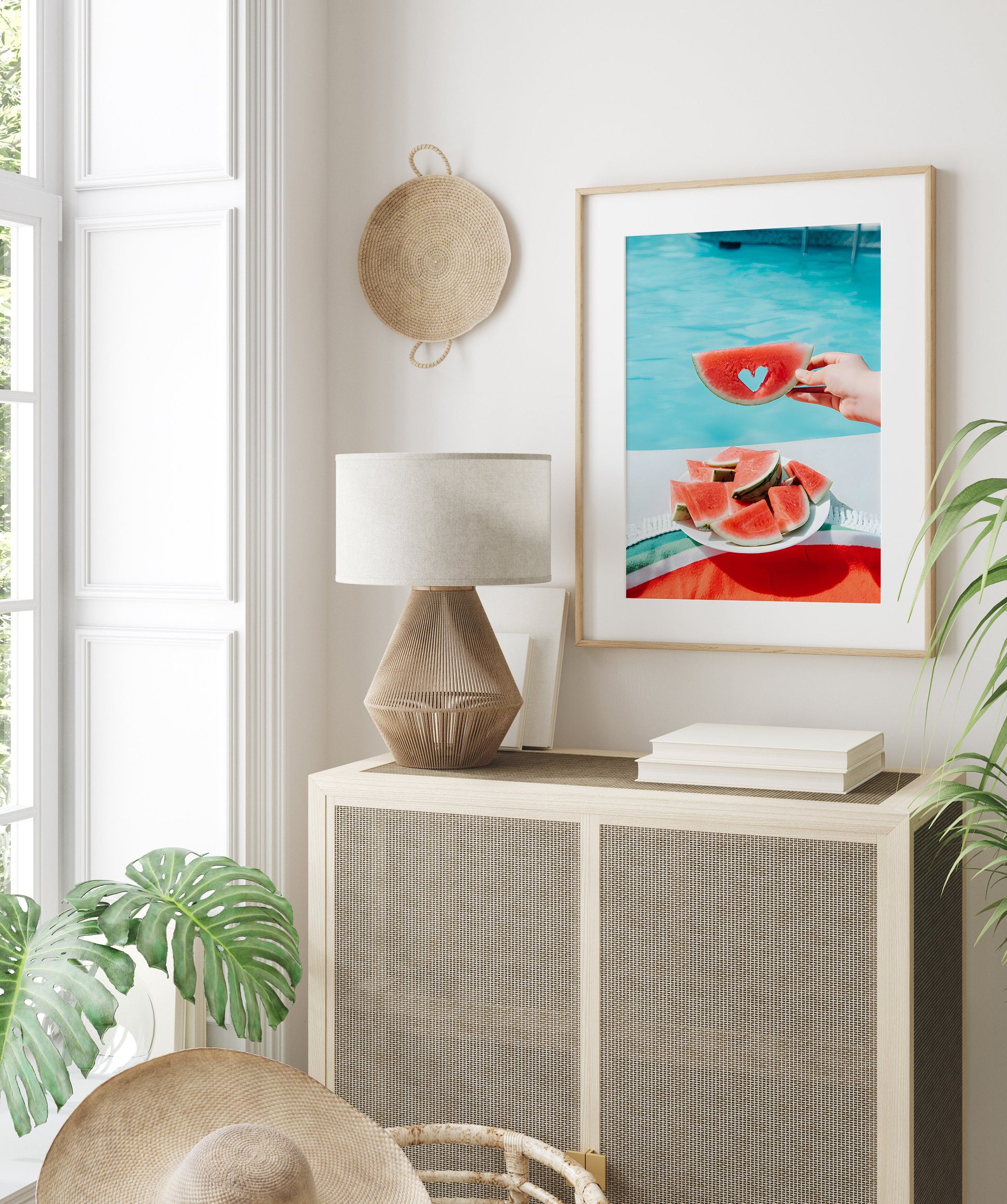 Frischer Kunstdruck von justgoodmood mit Wassermelonen am Pool für eine sommerliche Atmosphäre. Poster Urlaub Ananas Pool Strand Surfbrett Buggy Wassermelone.