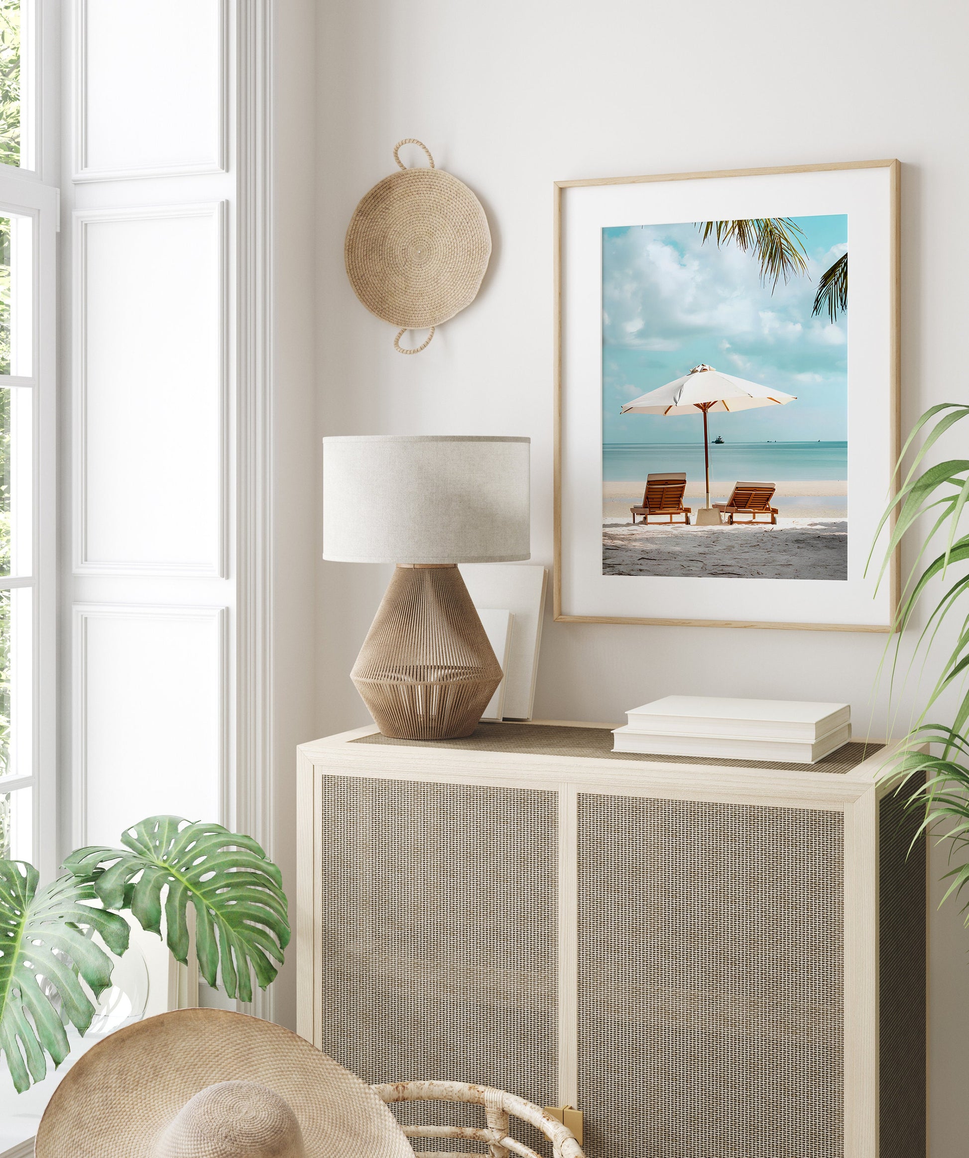 Entspannender Kunstdruck von justgoodmood mit Liegestühlen unter einem Sonnenschirm am Strand. Ideal für ein beruhigendes Ambiente. Poster Urlaub Ananas Pool Strand Surfbrett Buggy Wassermelone.