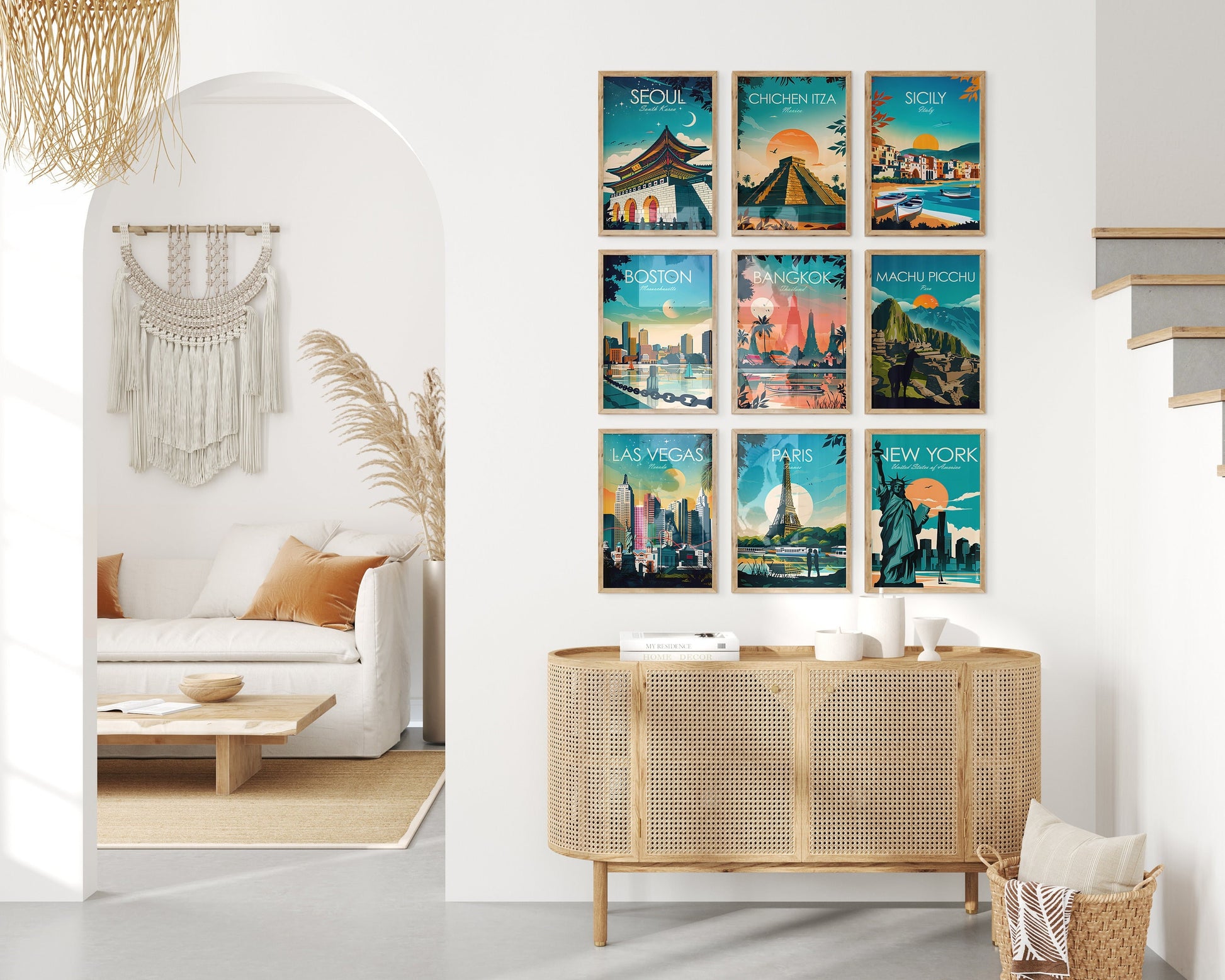 Schöne Stadtplakate von justgoodmood: Seoul, Sizilien, Bangkok, Las Vegas, Paris, New York, stilvoll angeordnet an einer Wand in einem modernen Wohnzimmer.