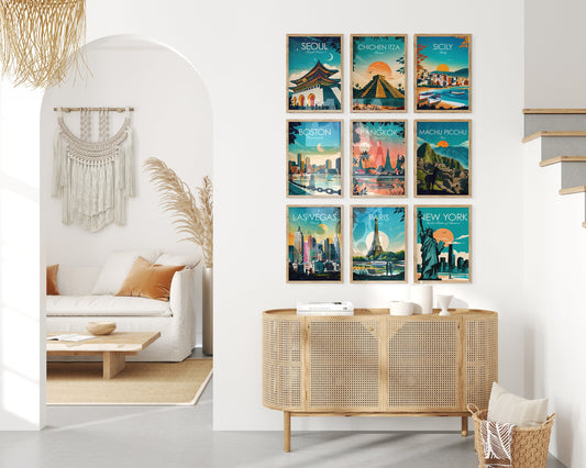 Schöne Stadtplakate von justgoodmood: Seoul, Sizilien, Bangkok, Las Vegas, Paris, New York, stilvoll angeordnet an einer Wand in einem modernen Wohnzimmer.