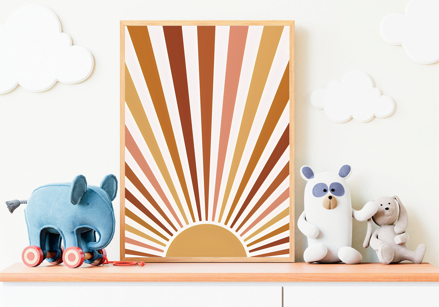 Helles Kinderzimmer mit stilvollem Poster in sanften Farben von justgoodmood. Das Design zeigt Sonnenstrahlen und passt perfekt zur Kinderzimmer Deko. Poster Kinderzimmer Bilder Sonnenstrahlen Blumen Regenbogen Regen Herzen Mond Berge Gute Nacht I Wand Deko I Deko Print ohne Rahmen.