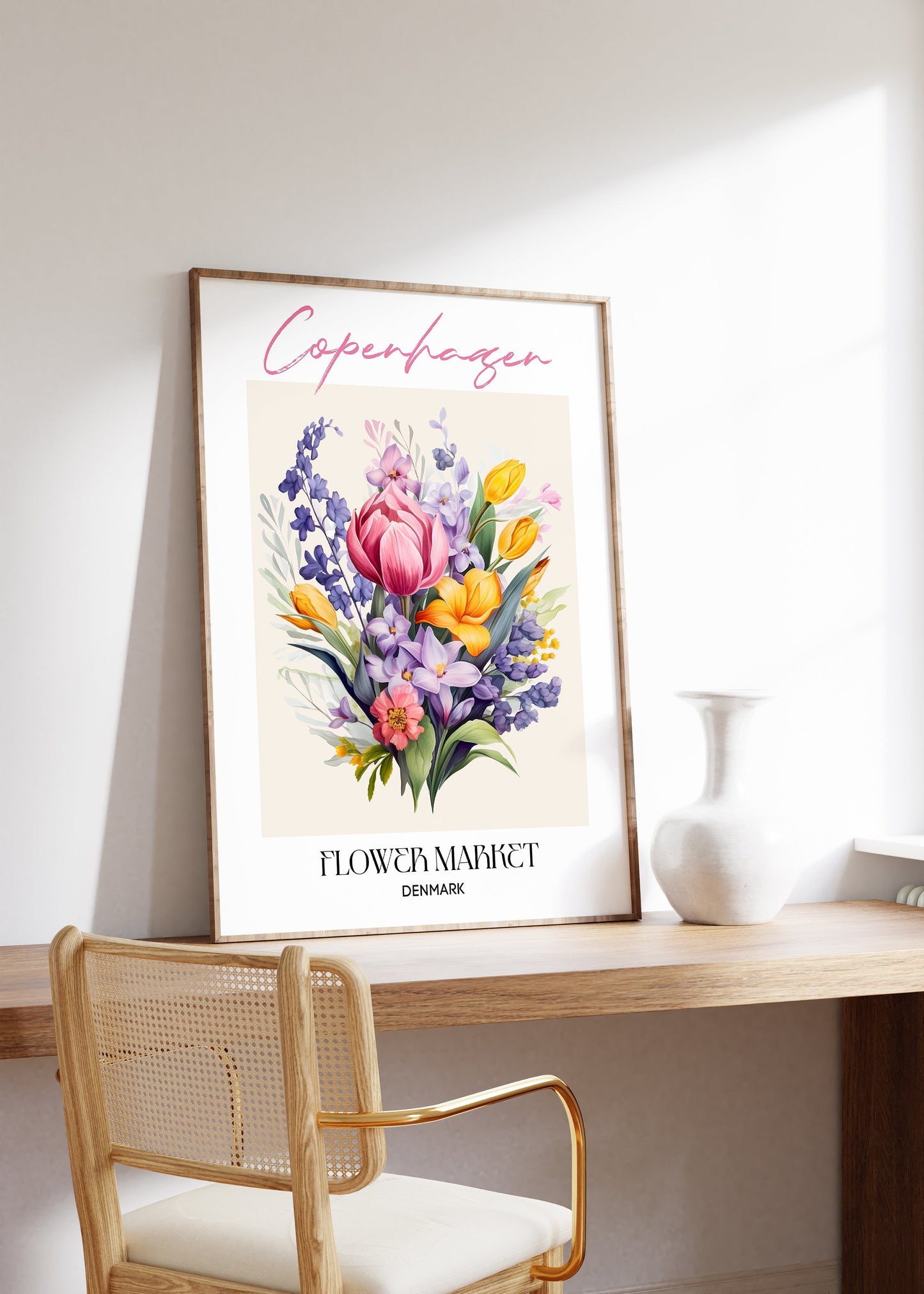 Kreatives Heimbüro mit dem Copenhagen Flower Market Poster von justgoodmood, ein blühendes Kunstwerk, perfekt für Geschenkideen.