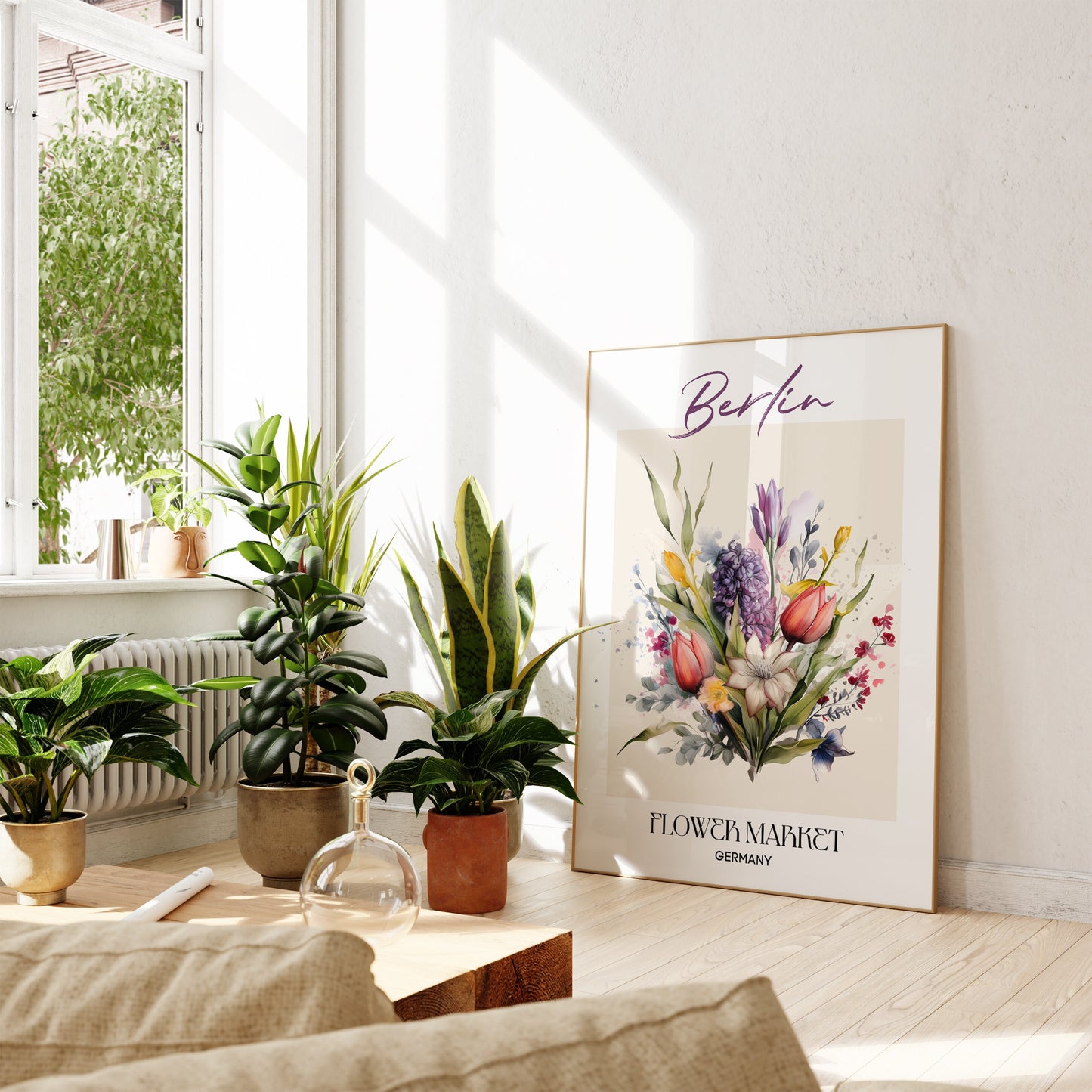 Berlin Flower Market Germany Design Poster von justgoodmood, elegant auf dem Boden neben einem gemütlichen Sofa und mehreren Pflanzen platziert. Ideal für eine helle und einladende Wohnatmosphäre.